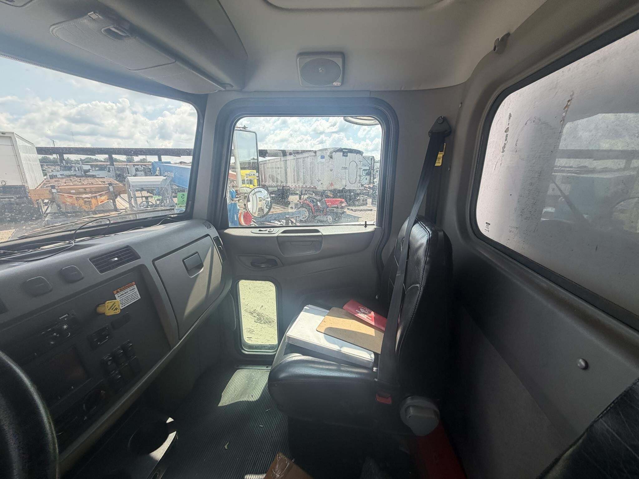 2017 Peterbilt 337 Semi Trucks/Trailer