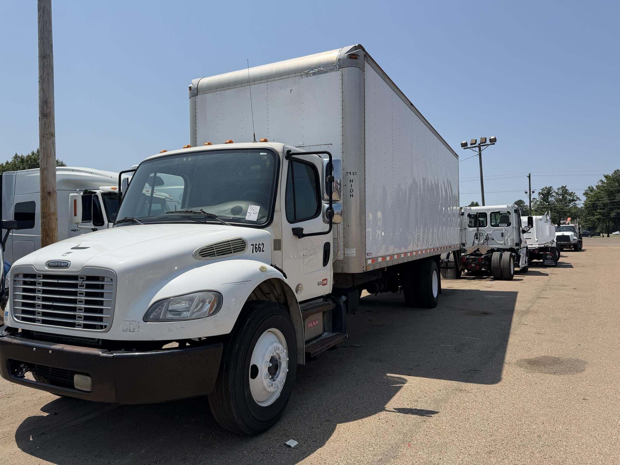 2013 Freightliner BUSINESS CLASS M2 106 Semi Trucks/Trailer
