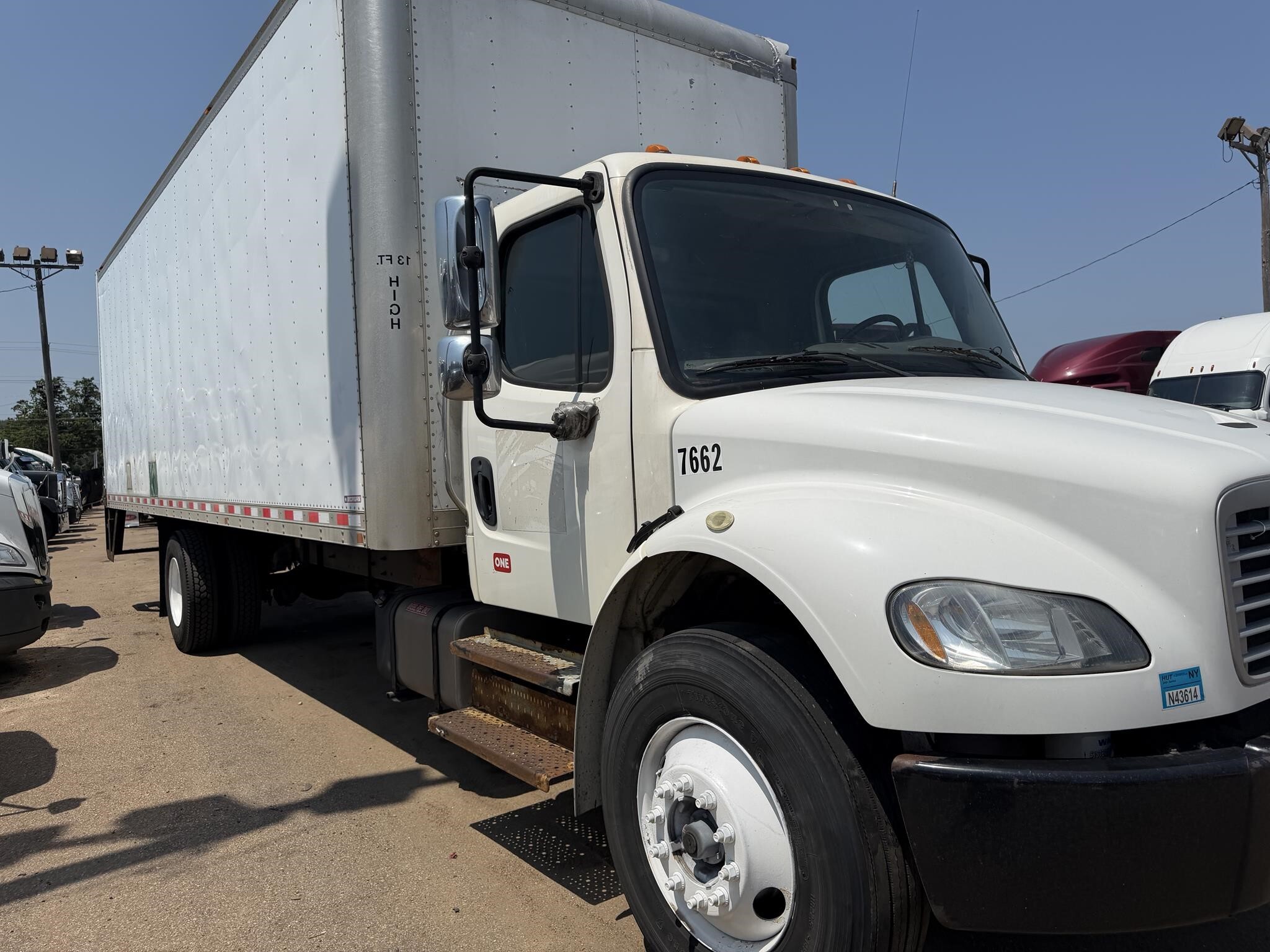 2013 Freightliner BUSINESS CLASS M2 106 Semi Trucks/Trailer