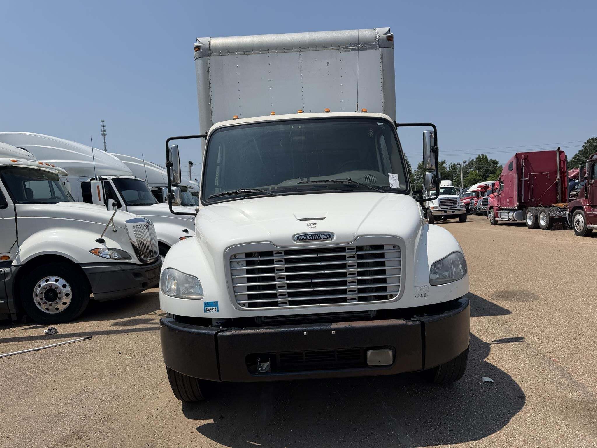 2013 Freightliner BUSINESS CLASS M2 106 Semi Trucks/Trailer