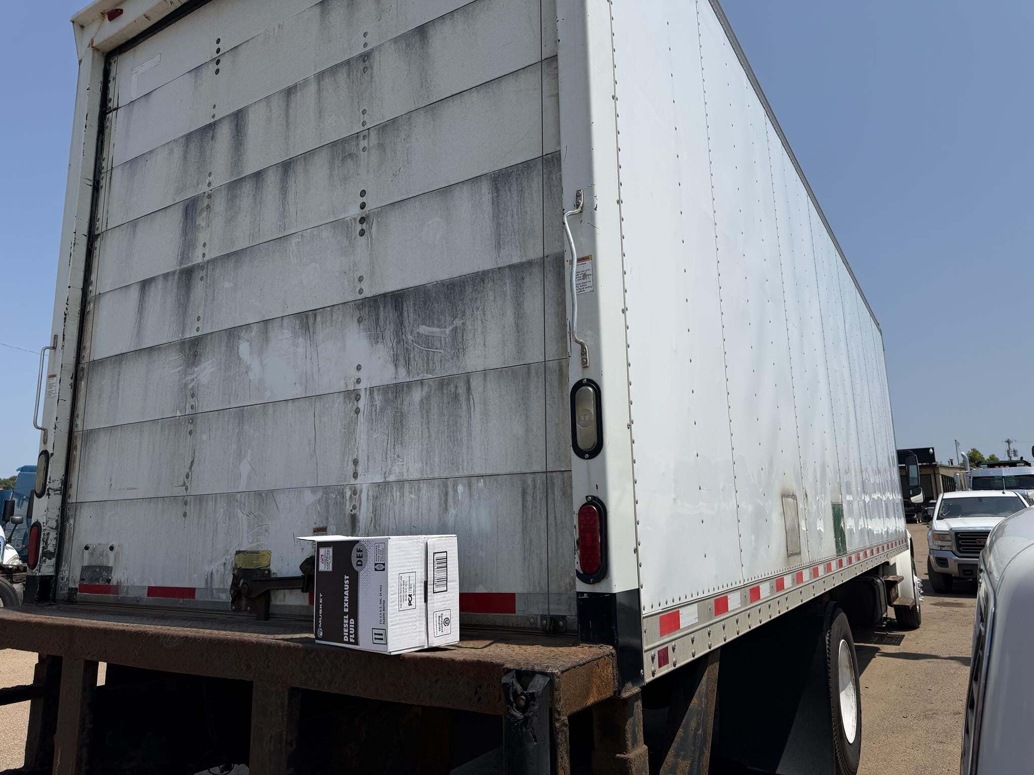 2013 Freightliner BUSINESS CLASS M2 106 Semi Trucks/Trailer