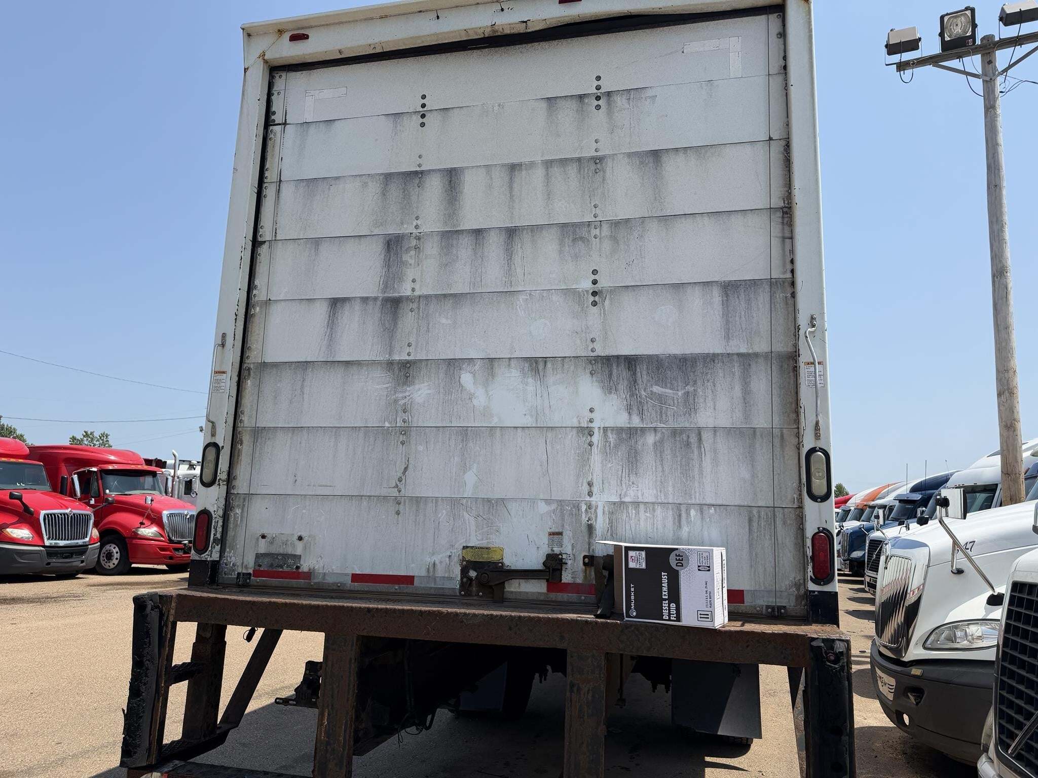 2013 Freightliner BUSINESS CLASS M2 106 Semi Trucks/Trailer