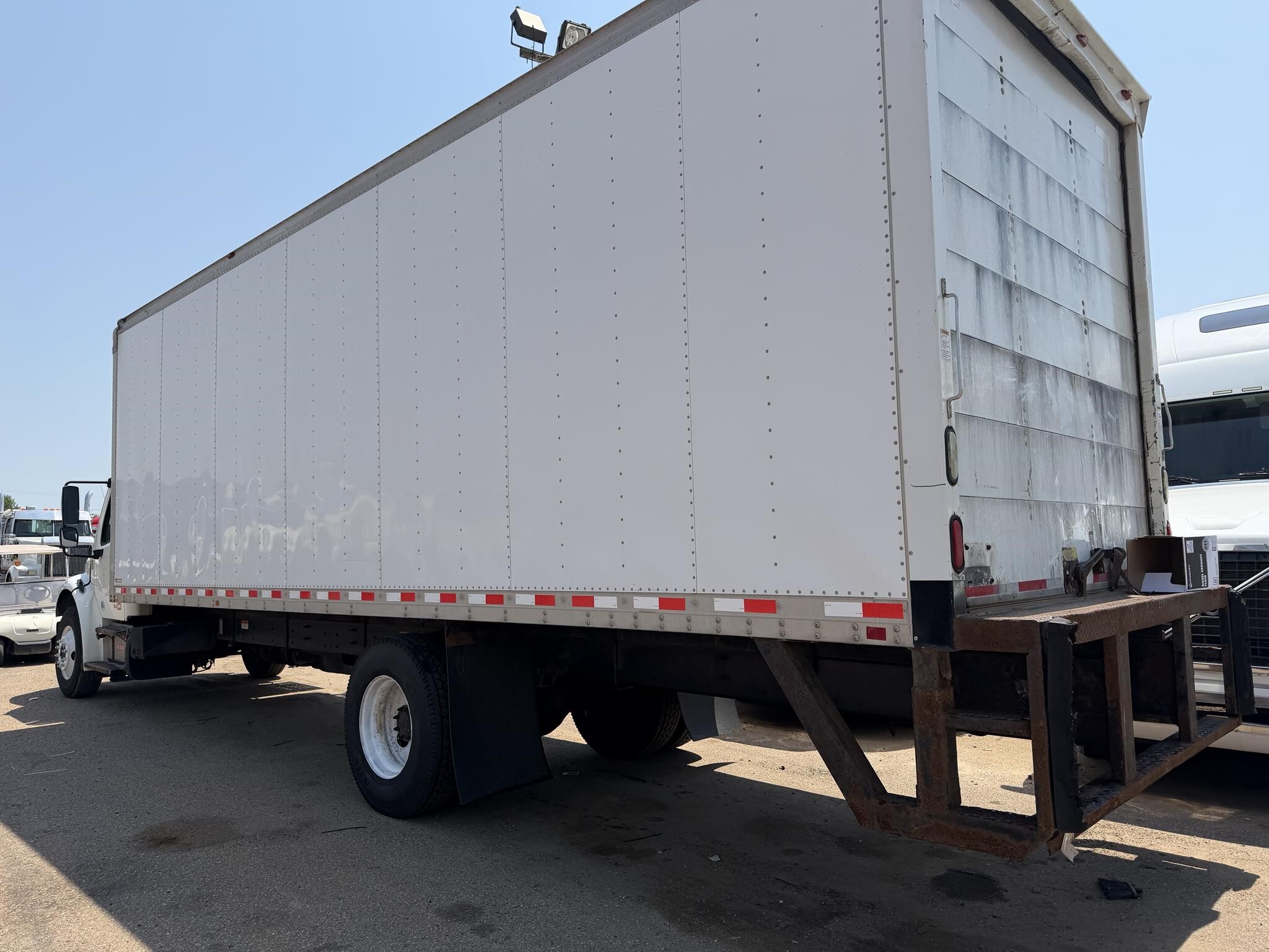 2013 Freightliner BUSINESS CLASS M2 106 Semi Trucks/Trailer