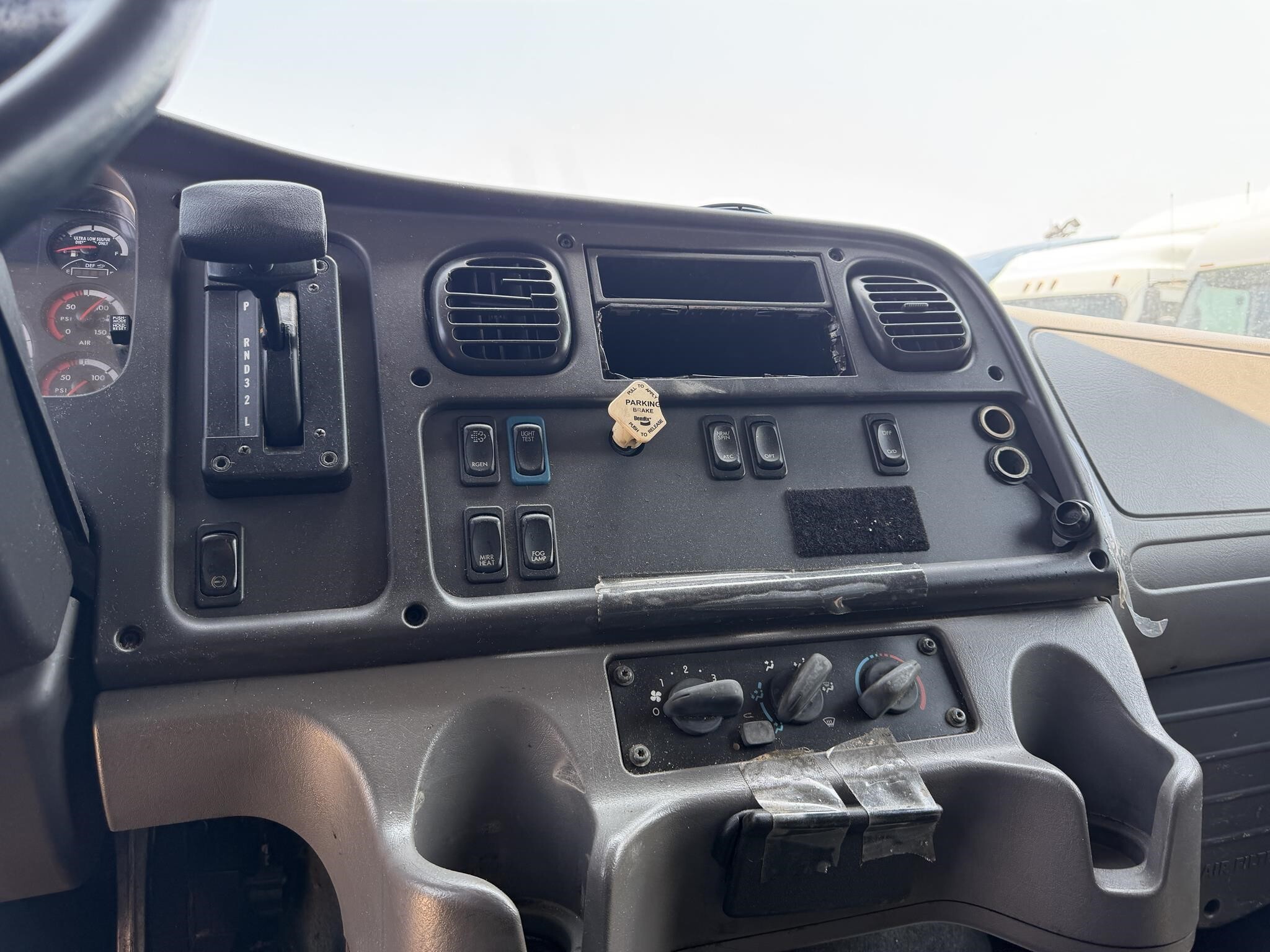 2013 Freightliner BUSINESS CLASS M2 106 Semi Trucks/Trailer