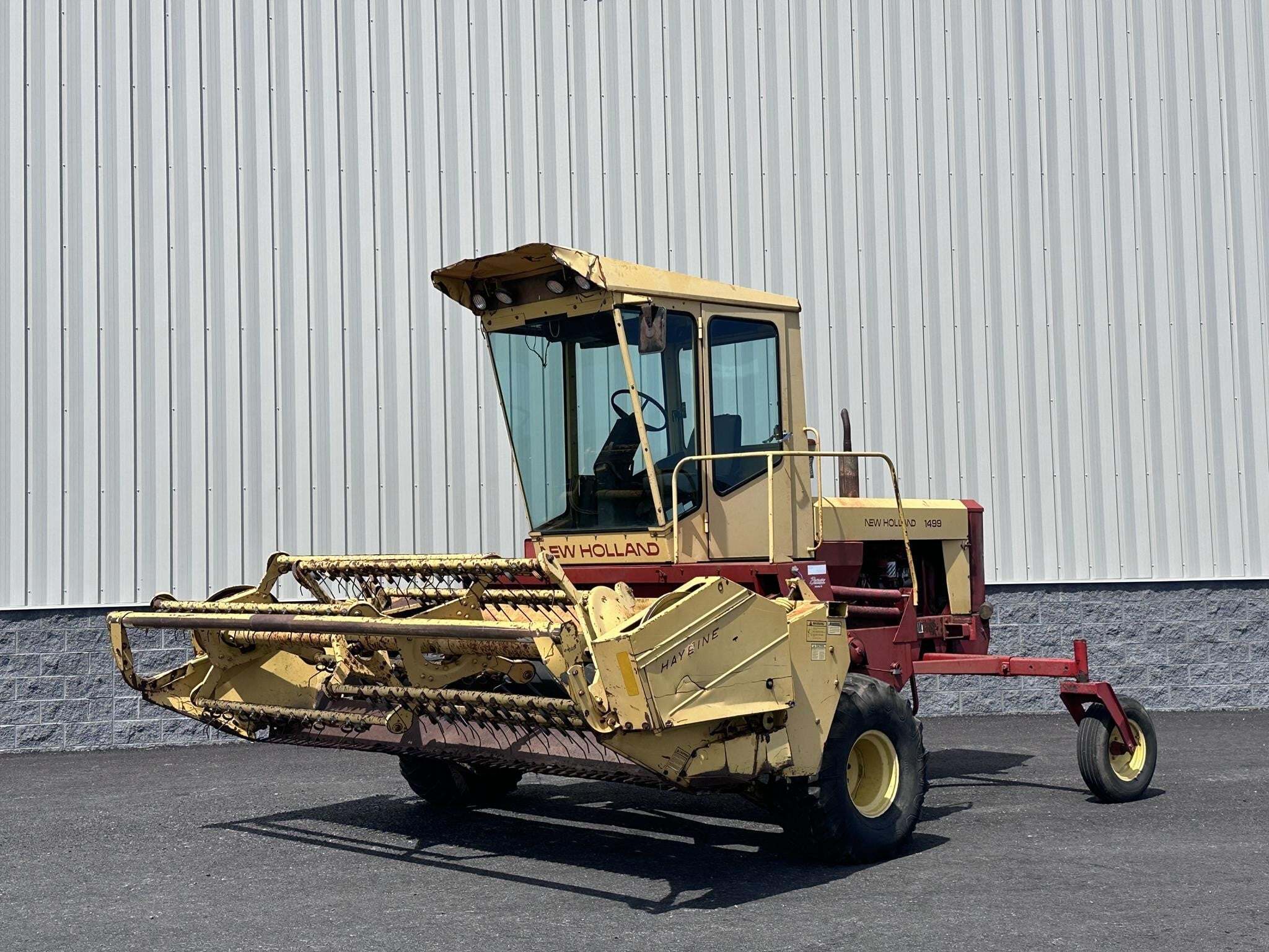 1992 New Holland 1499 Self-Propelled Windrowers and Swather