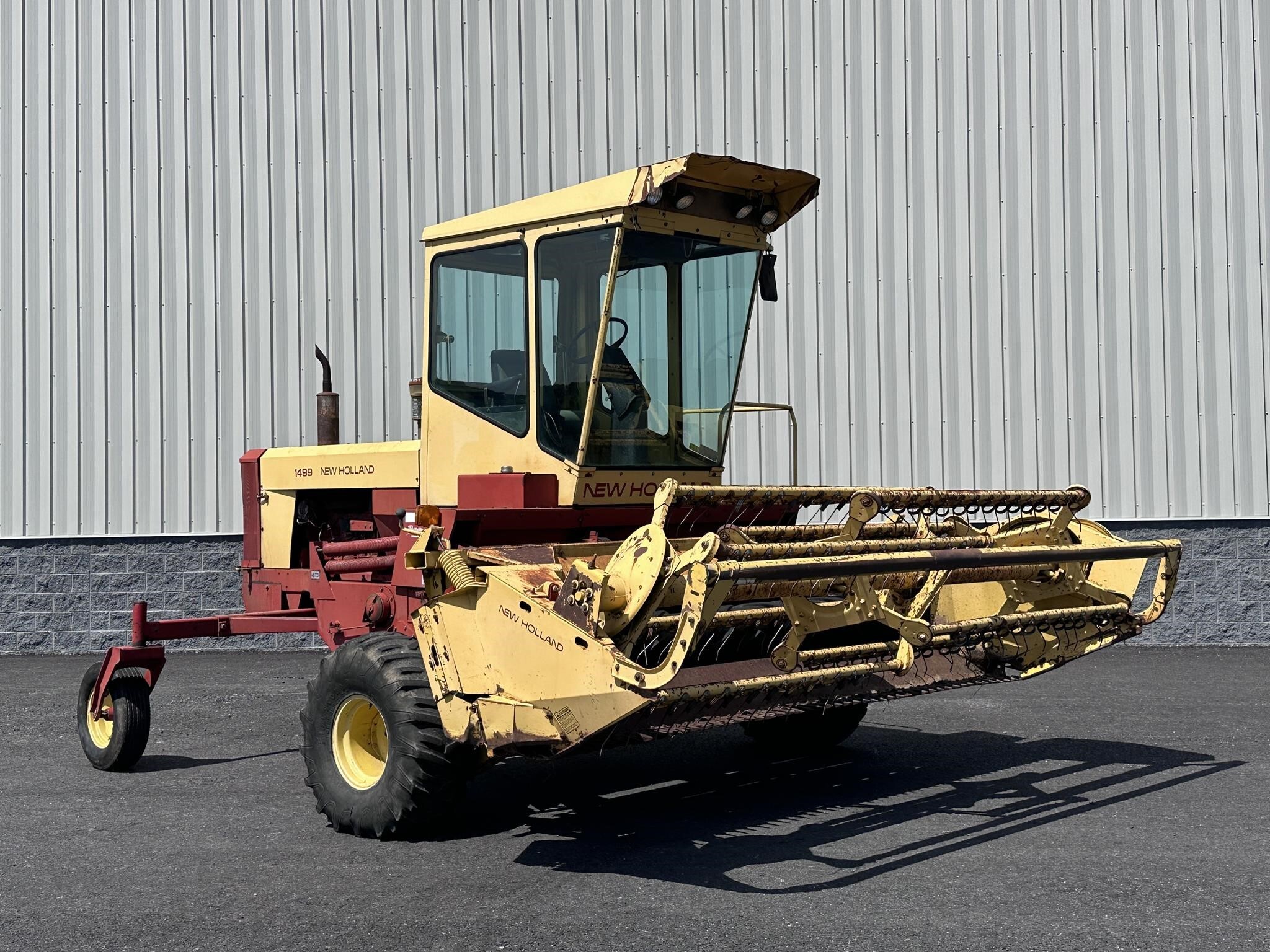1992 New Holland 1499 Self-Propelled Windrowers and Swather