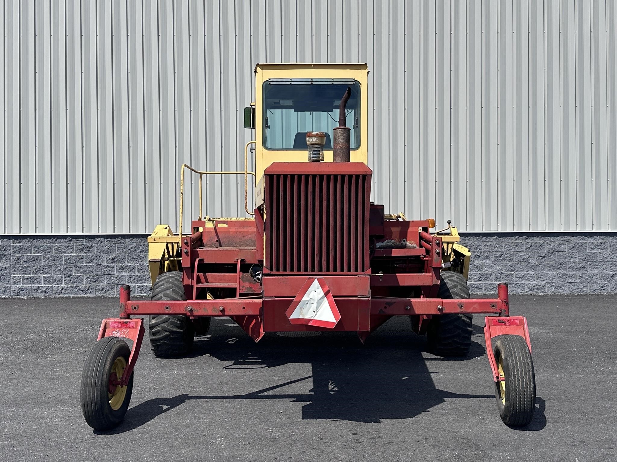 1992 New Holland 1499 Self-Propelled Windrowers and Swather
