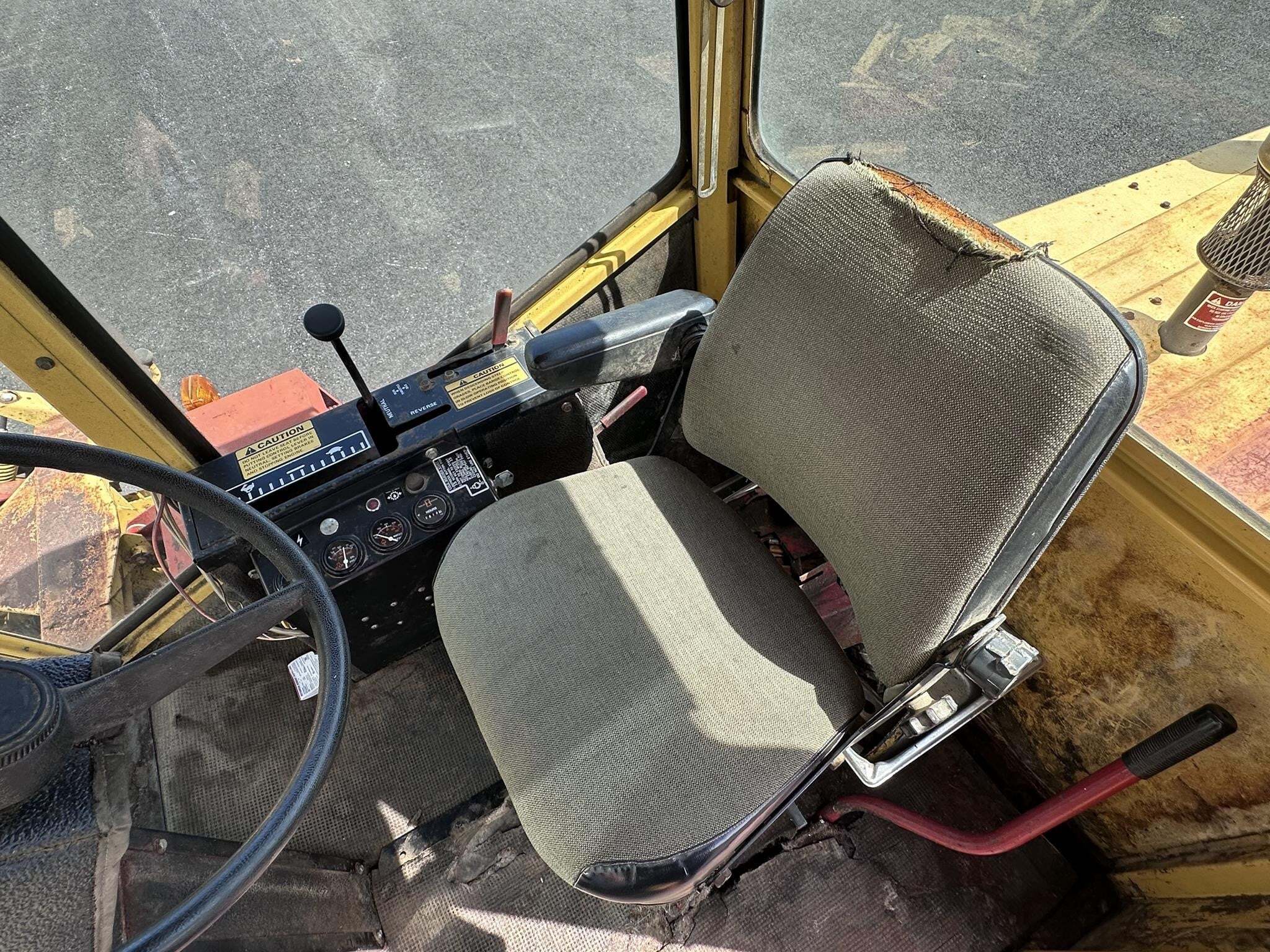 1992 New Holland 1499 Self-Propelled Windrowers and Swather
