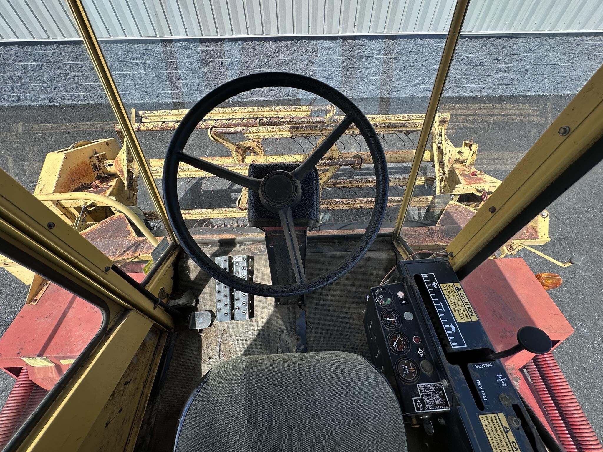 1992 New Holland 1499 Self-Propelled Windrowers and Swather