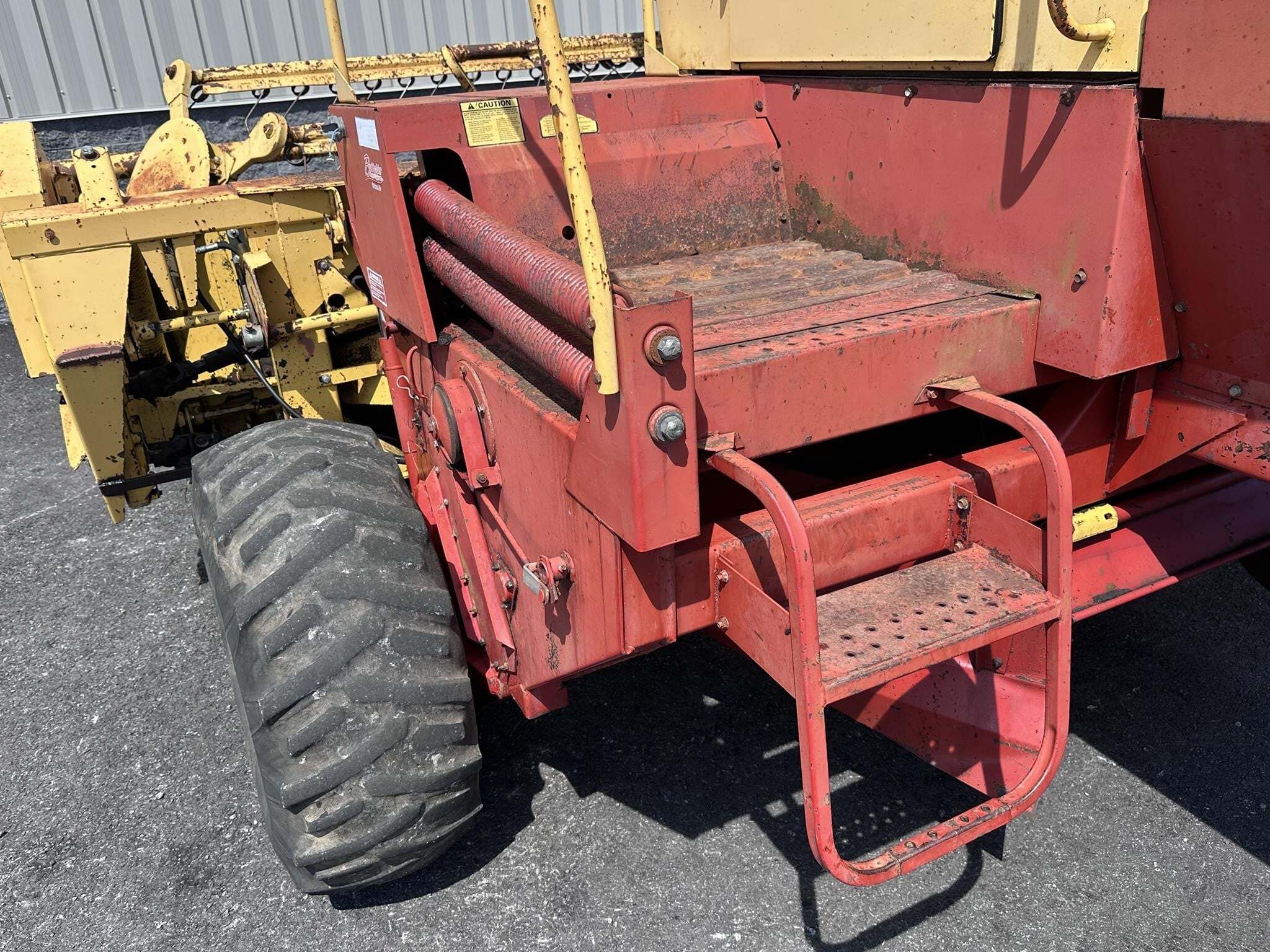 1992 New Holland 1499 Self-Propelled Windrowers and Swather