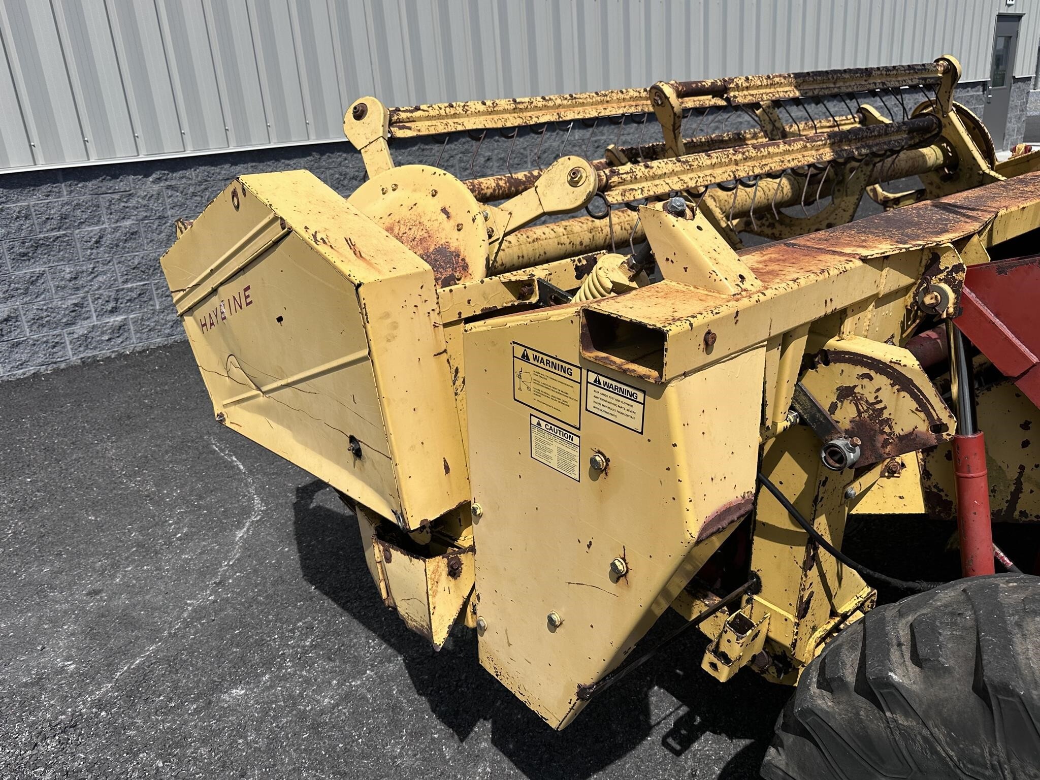 1992 New Holland 1499 Self-Propelled Windrowers and Swather