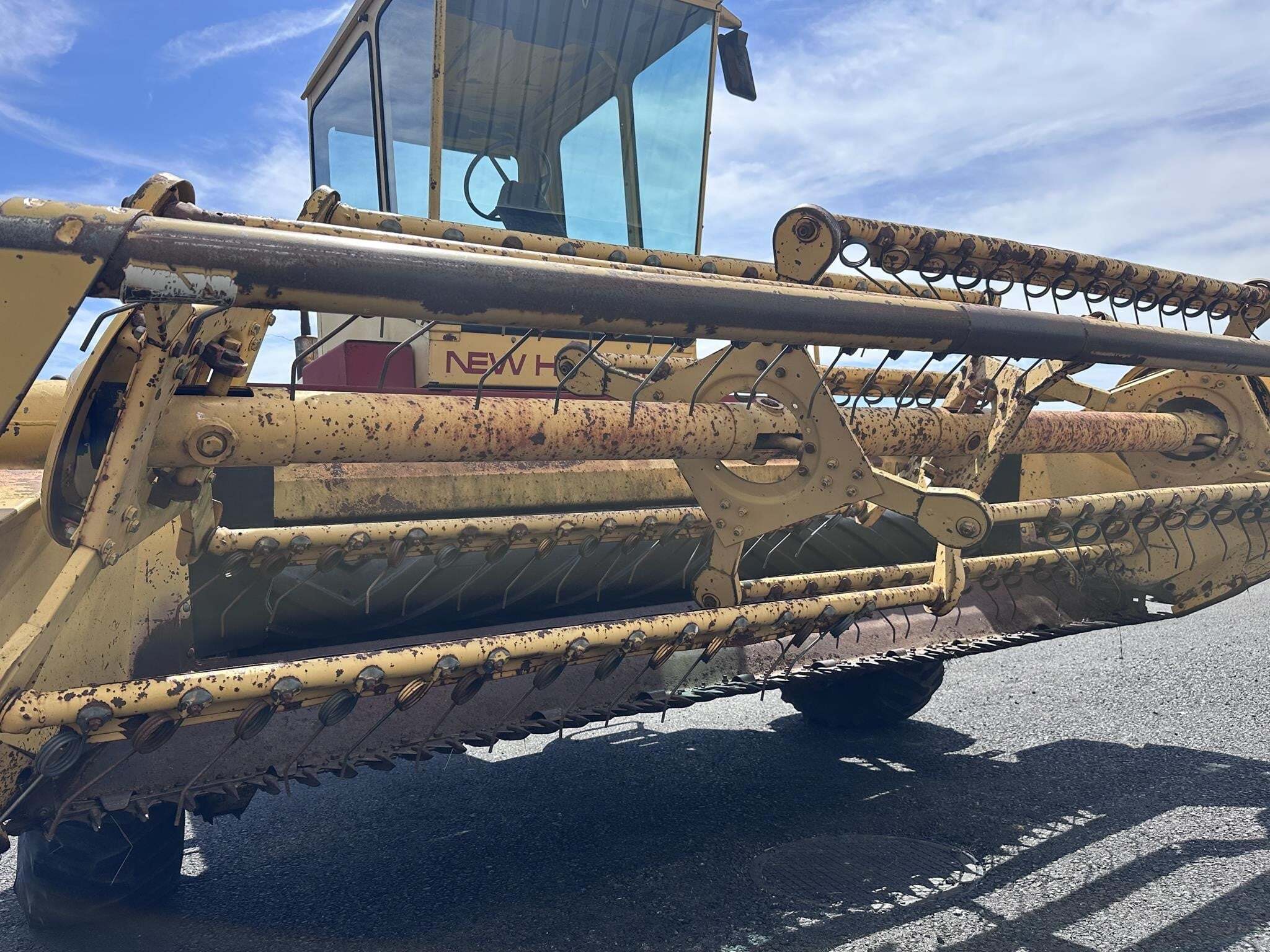 1992 New Holland 1499 Self-Propelled Windrowers and Swather