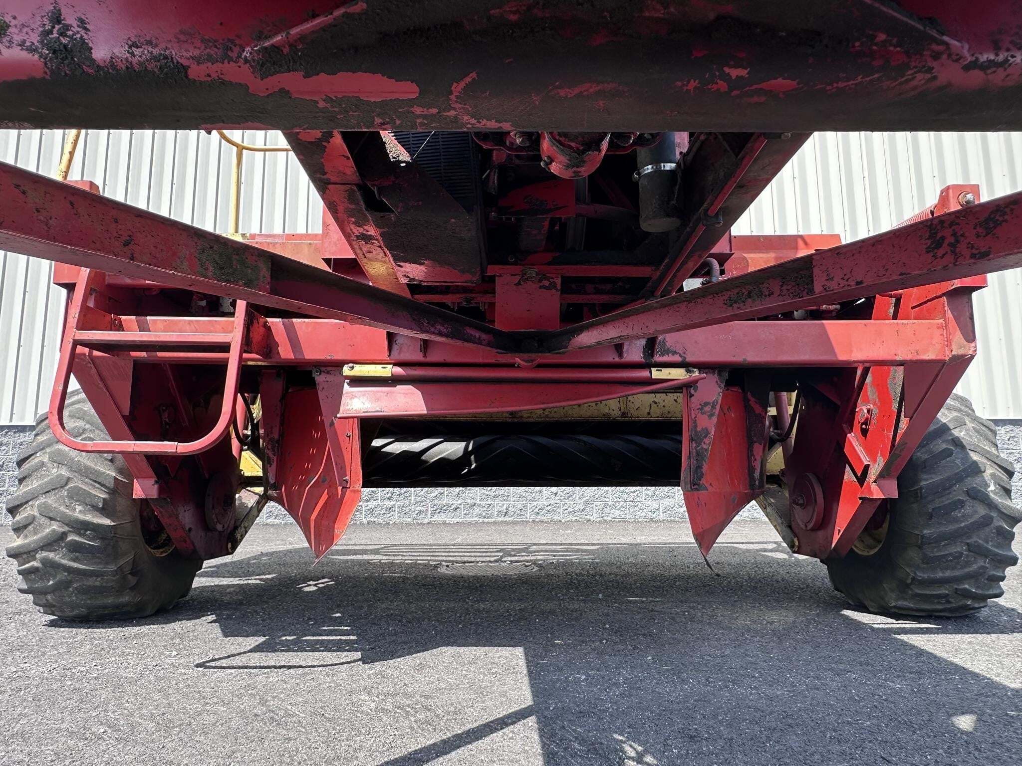 1992 New Holland 1499 Self-Propelled Windrowers and Swather