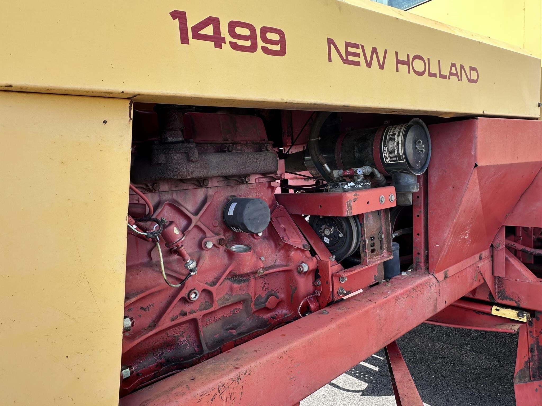 1992 New Holland 1499 Self-Propelled Windrowers and Swather