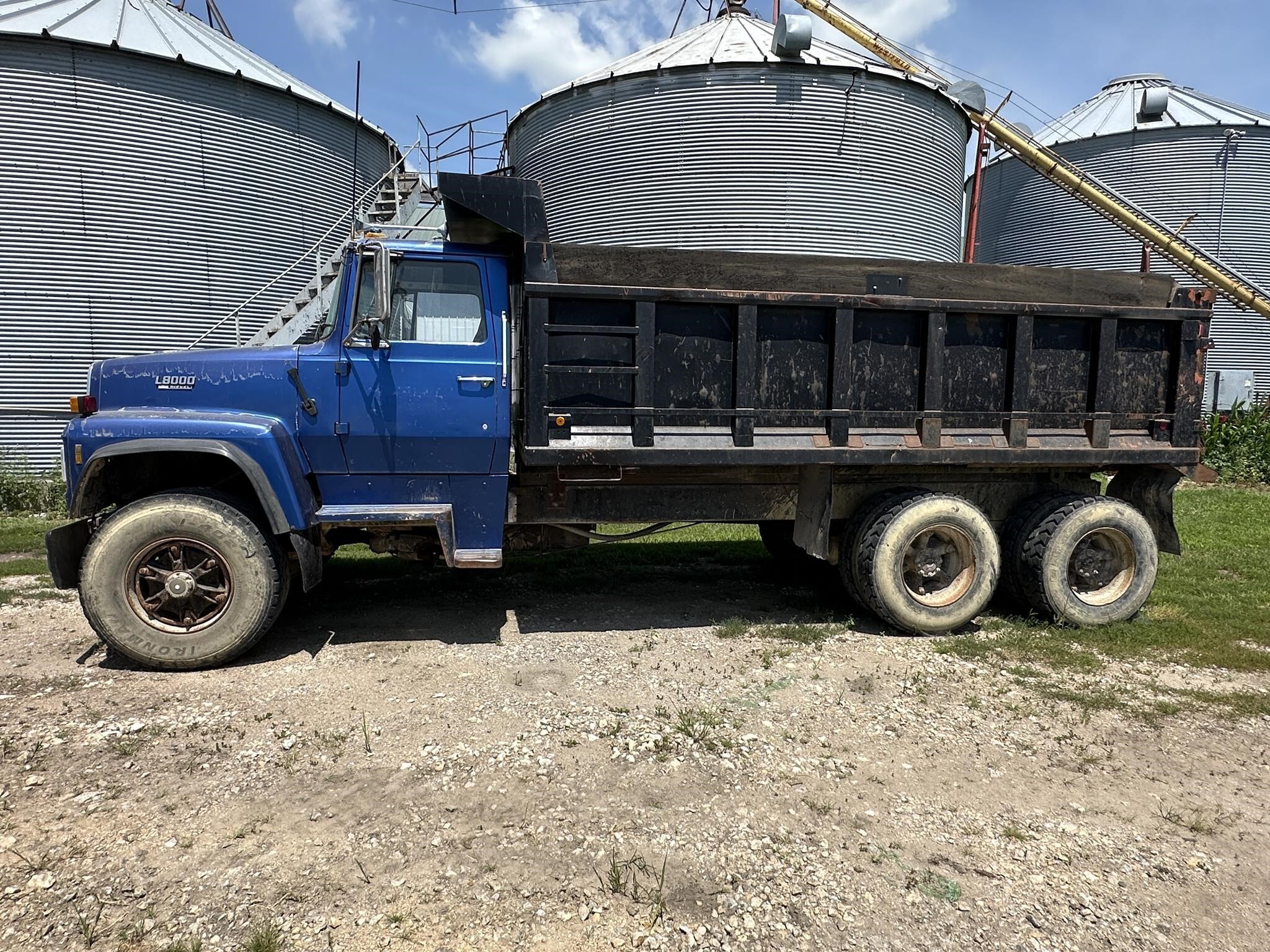 1989 Ford L8000 Semi Trucks/Trailer