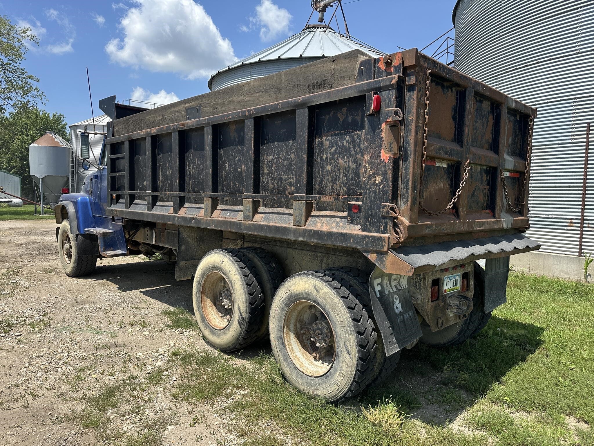 1989 Ford L8000 Semi Trucks/Trailer
