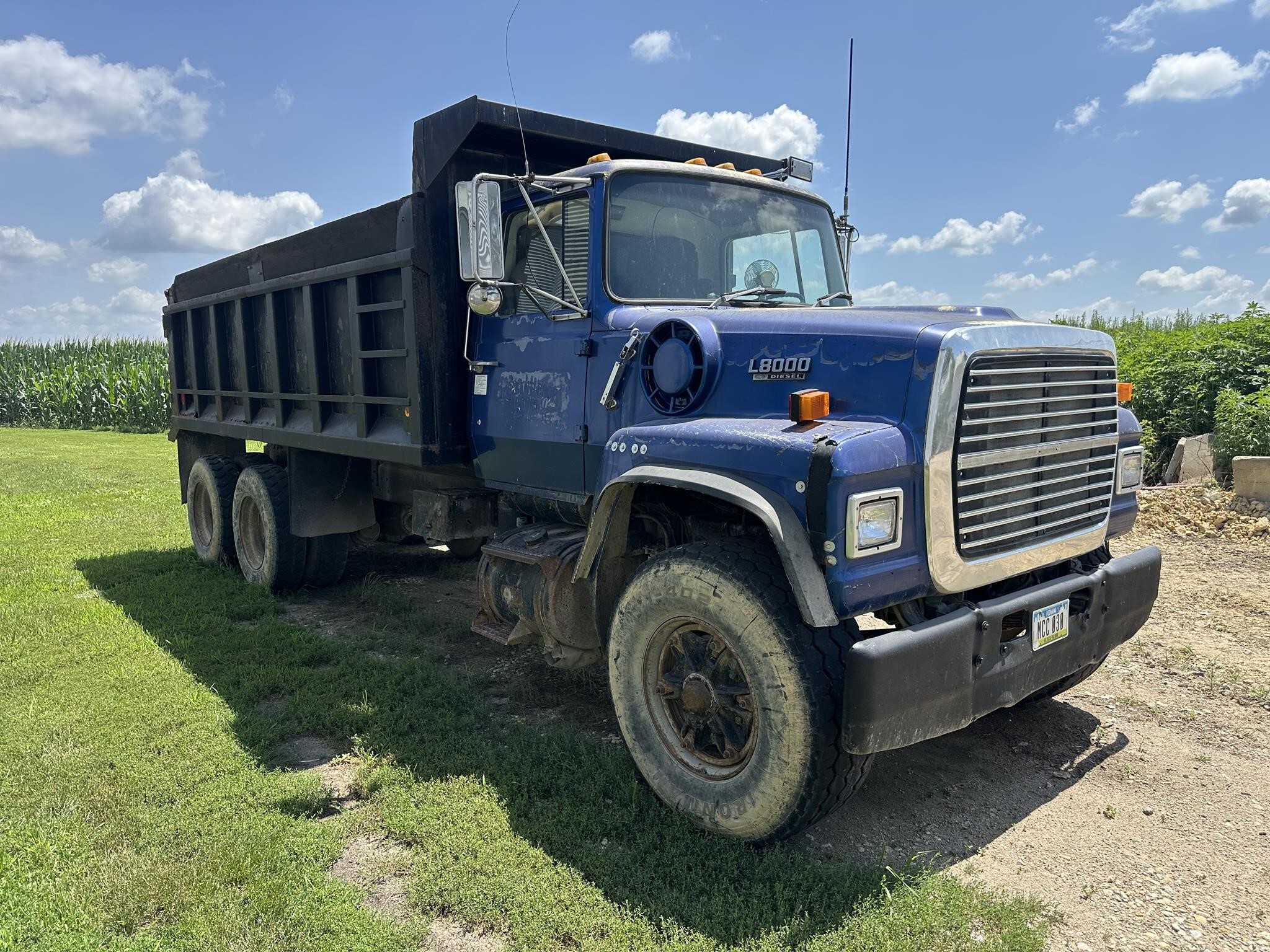 1989 Ford L8000 Semi Trucks/Trailer