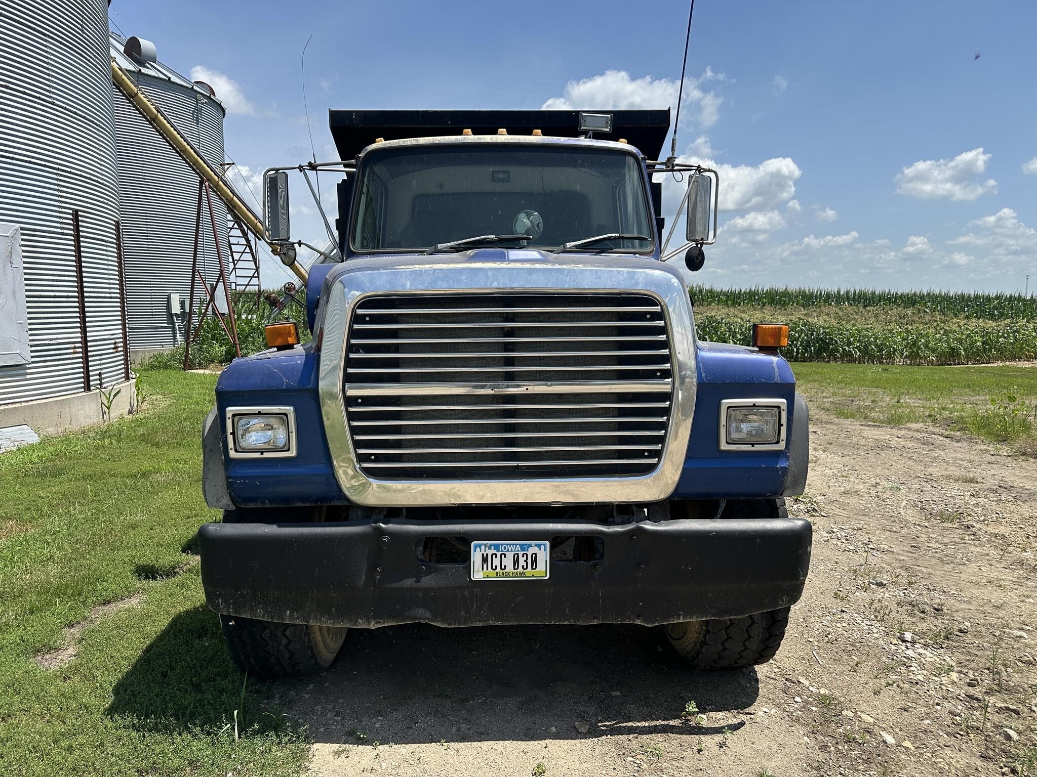 1989 Ford L8000 Semi Trucks/Trailer