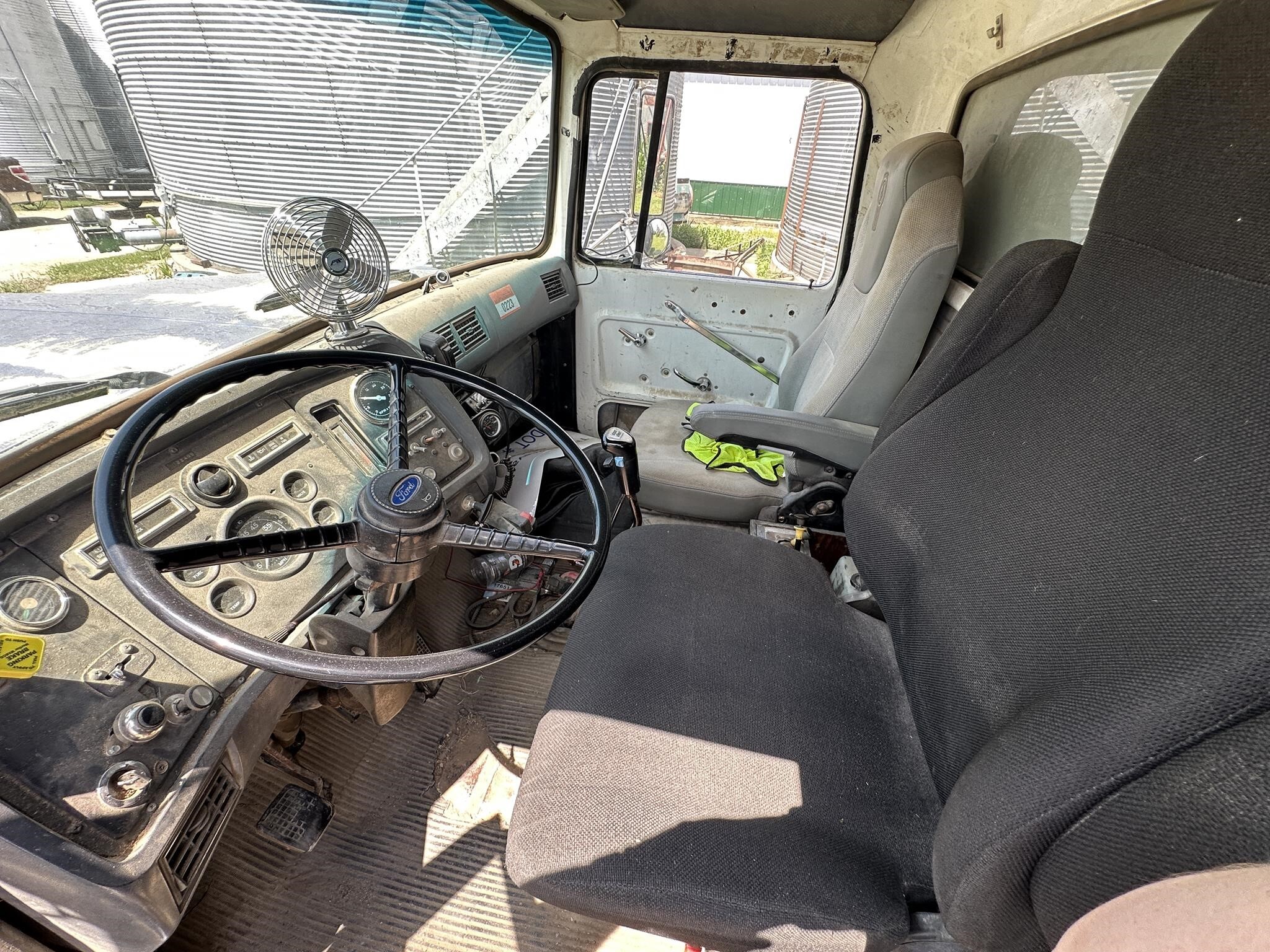 1989 Ford L8000 Semi Trucks/Trailer