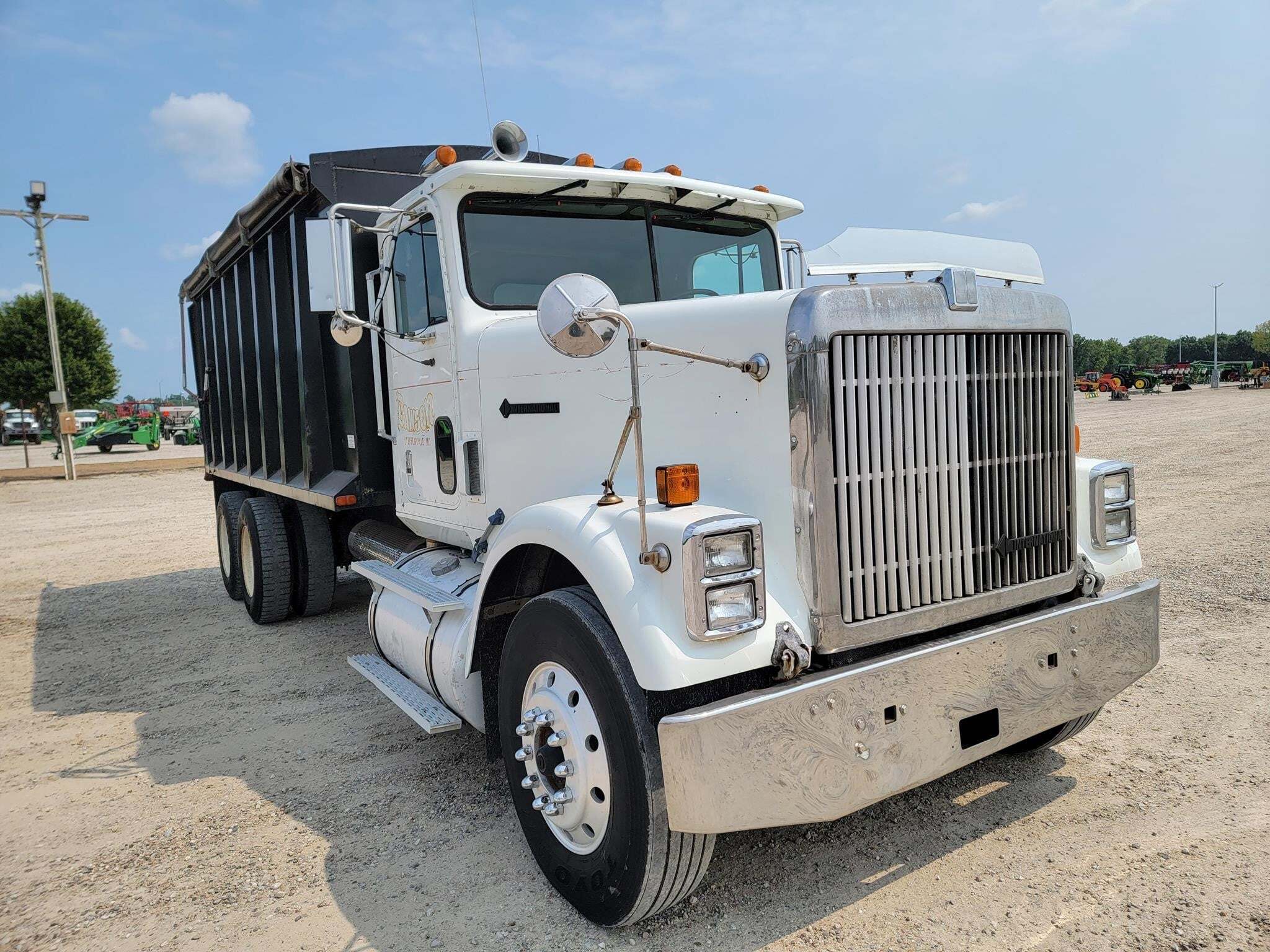 1993 International 9300 Semi Trucks/Trailer
