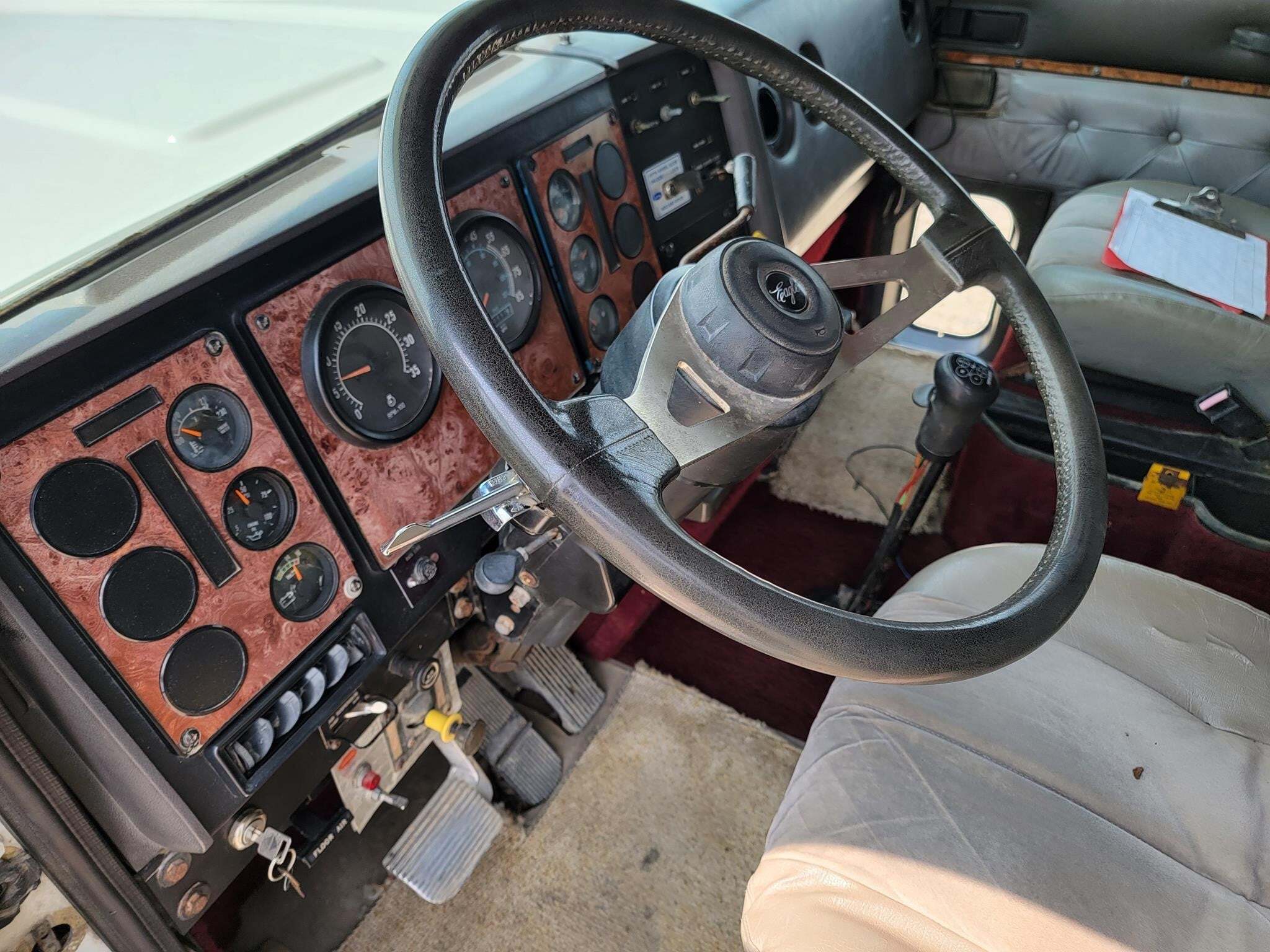 1993 International 9300 Semi Trucks/Trailer