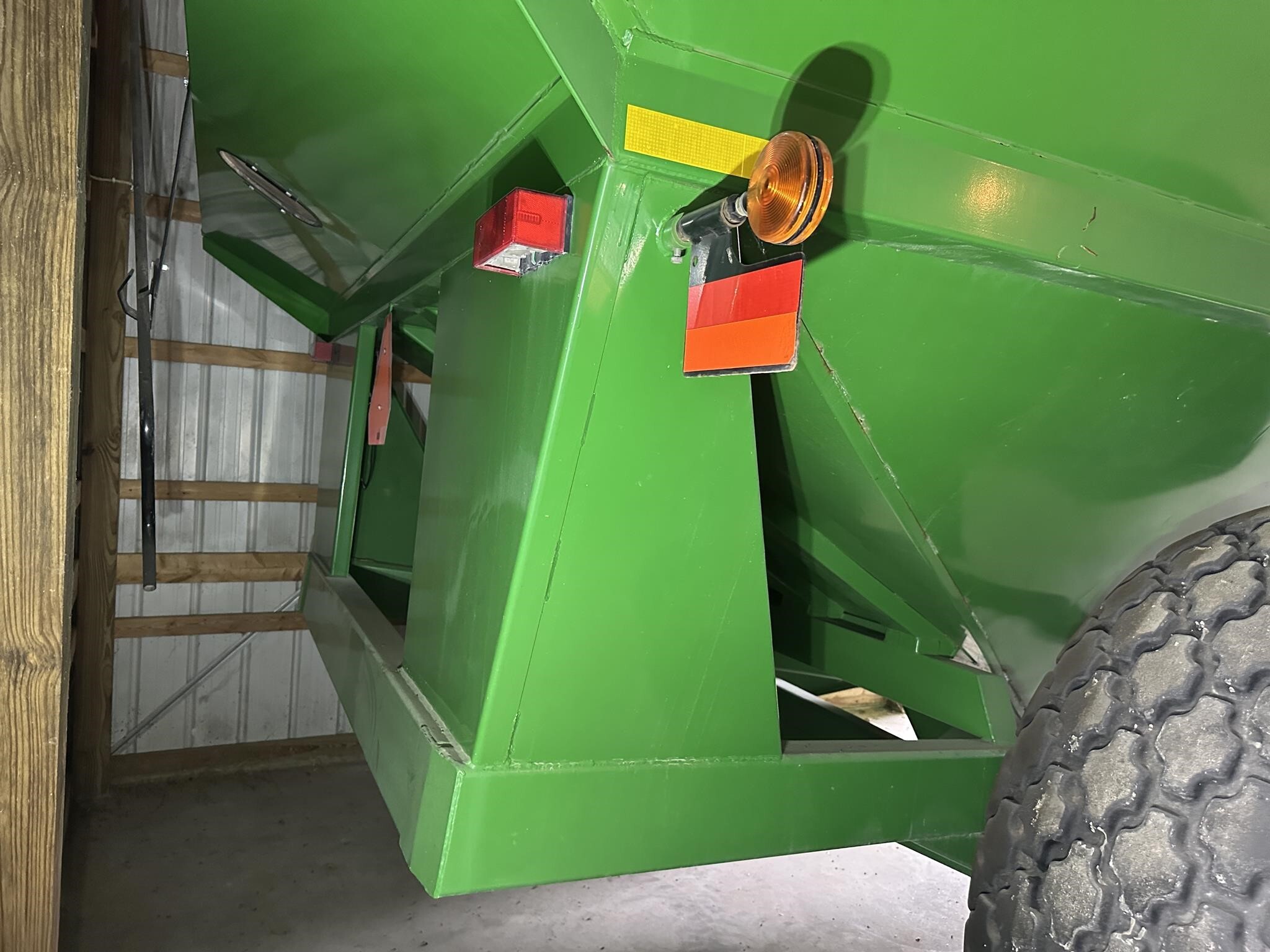 2004 J&M 875-18 Grain Cart