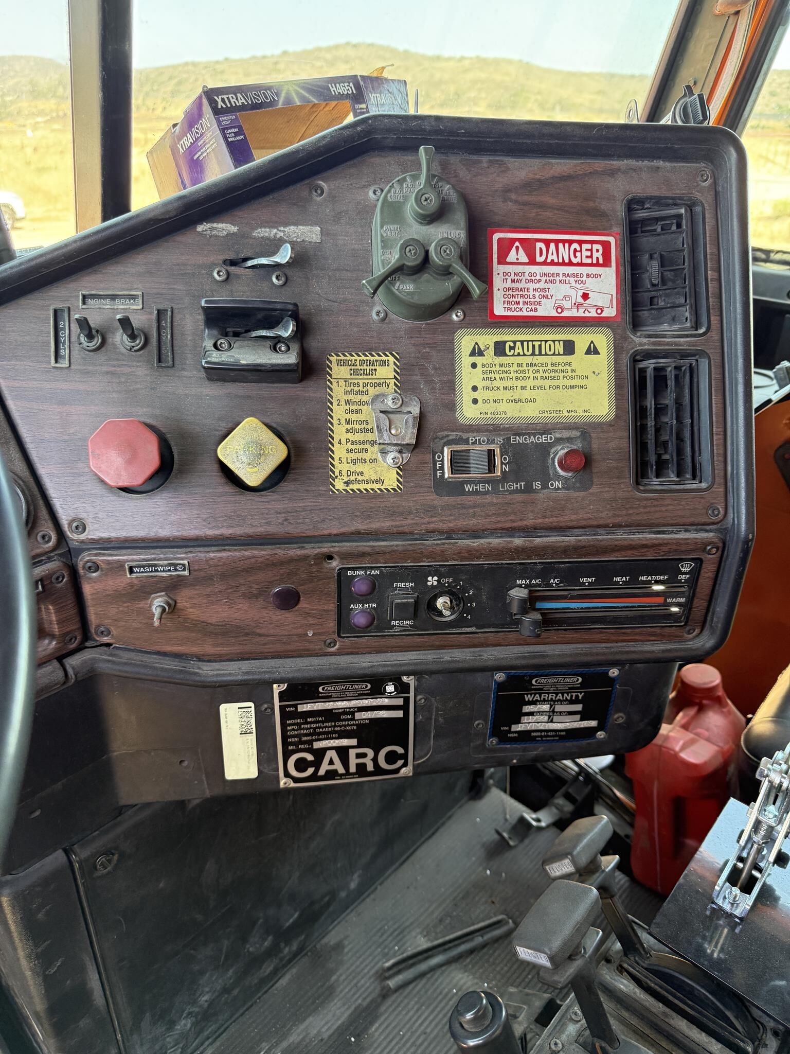 1998 Freightliner 114SD Semi Trucks/Trailer