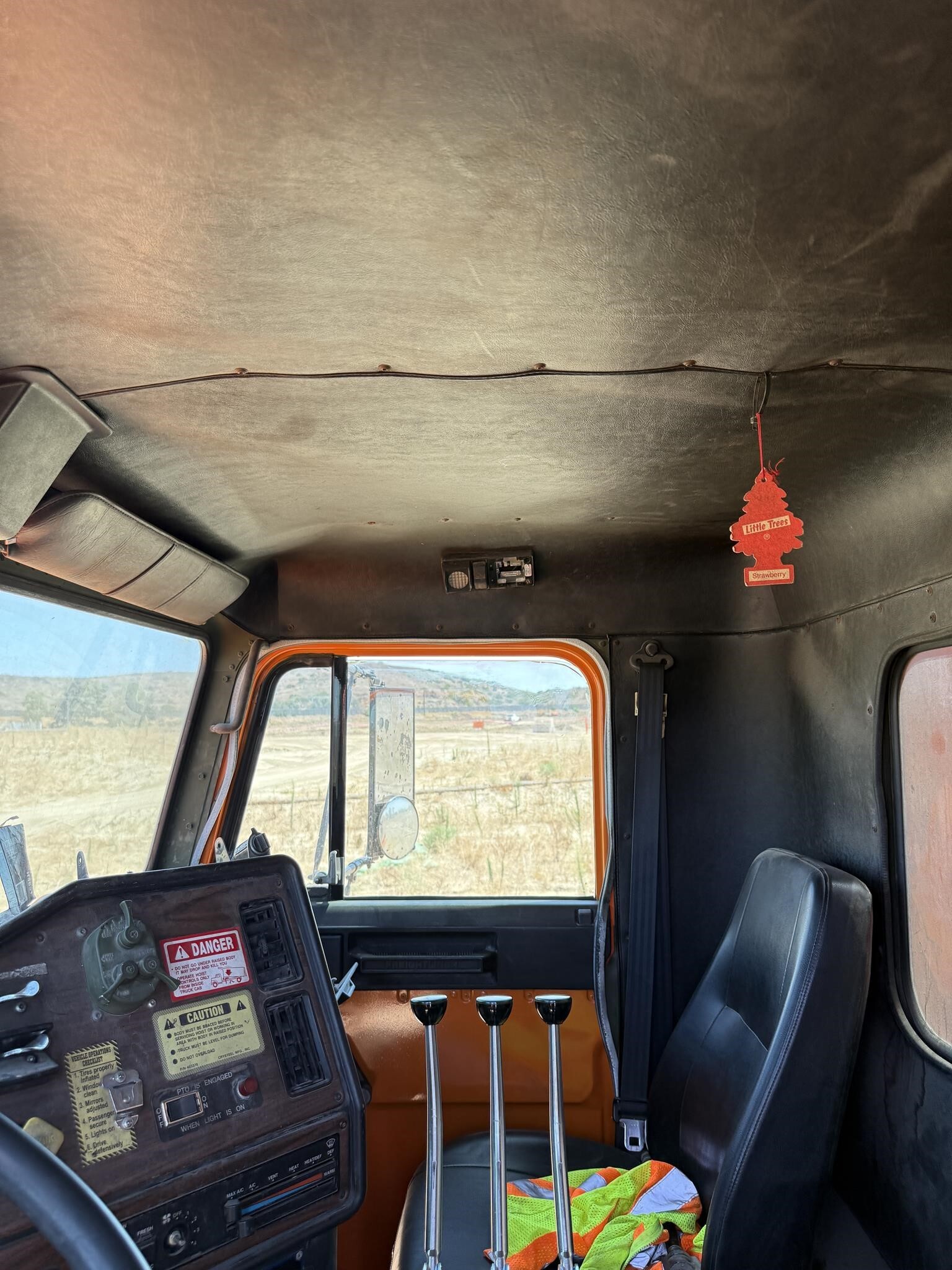 1998 Freightliner 114SD Semi Trucks/Trailer