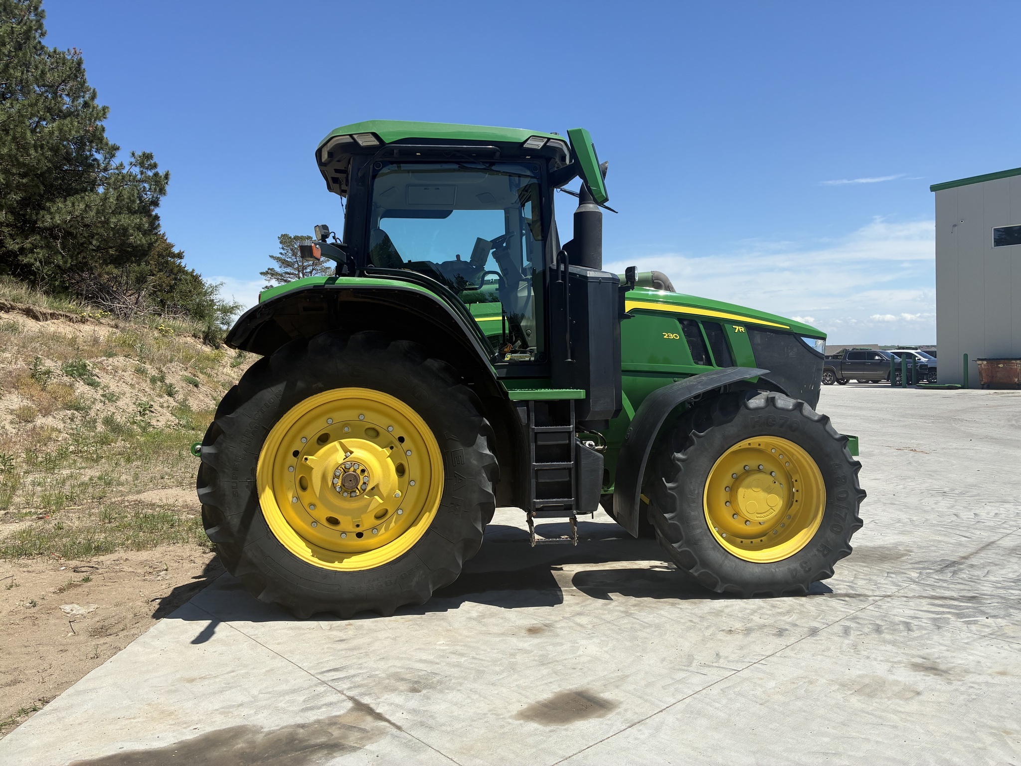 2023 John Deere 7R 230 Tractor