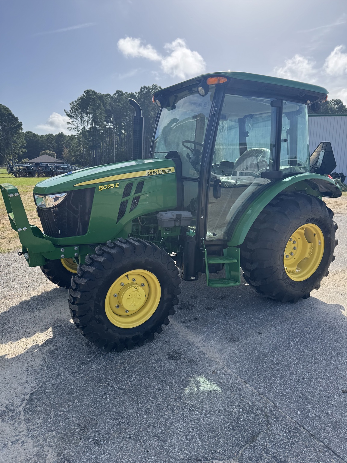 2022 John Deere 5075E Tractor