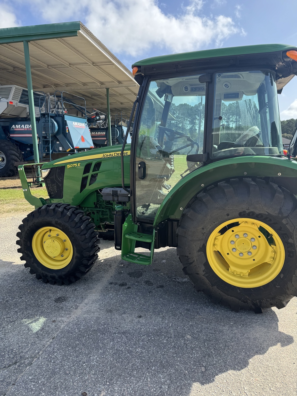 2022 John Deere 5075E Tractor