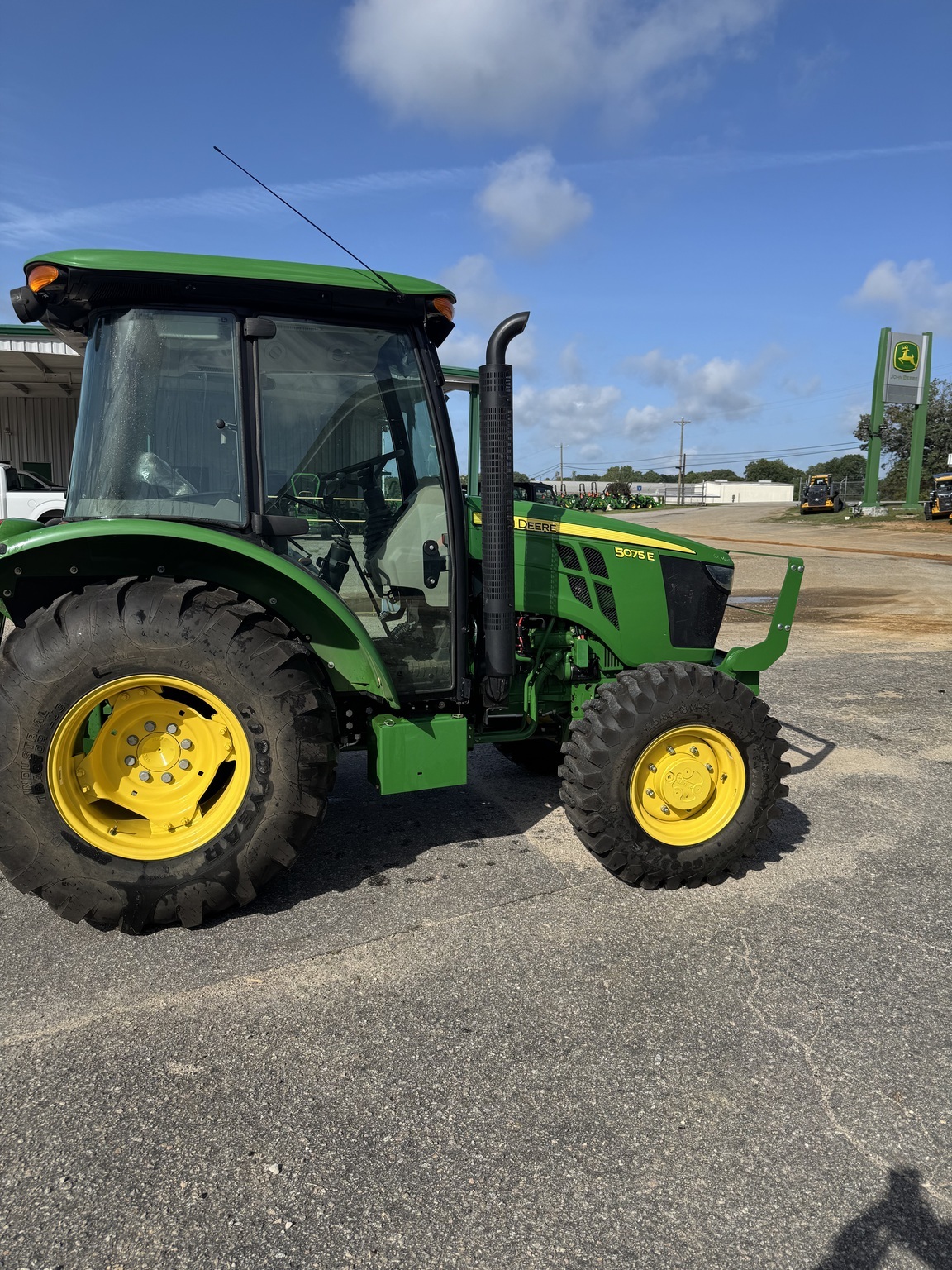 2022 John Deere 5075E Tractor