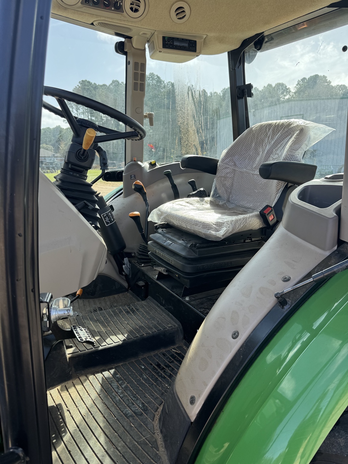 2022 John Deere 5075E Tractor