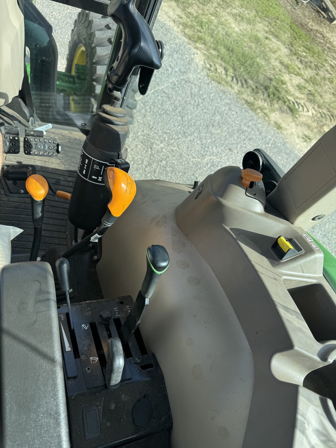 2022 John Deere 5075E Tractor