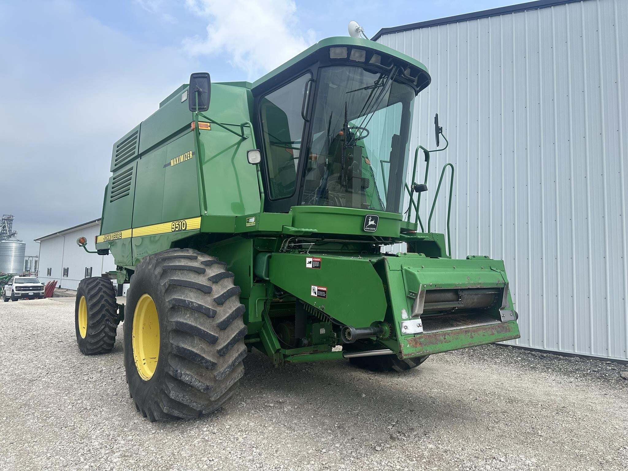 1997 John Deere 9510 Combine