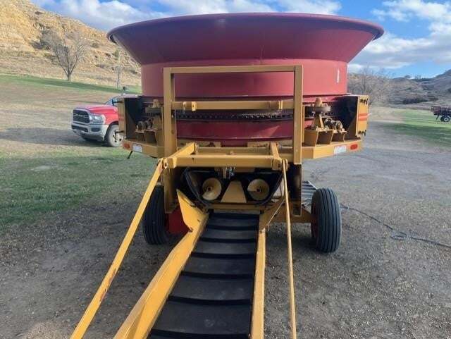 2013 Haybuster H1000 Grinders and Mixer