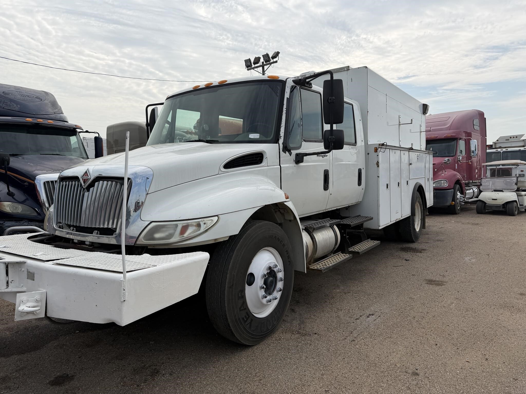 2011 International DURASTAR 4300 Semi Trucks/Trailer