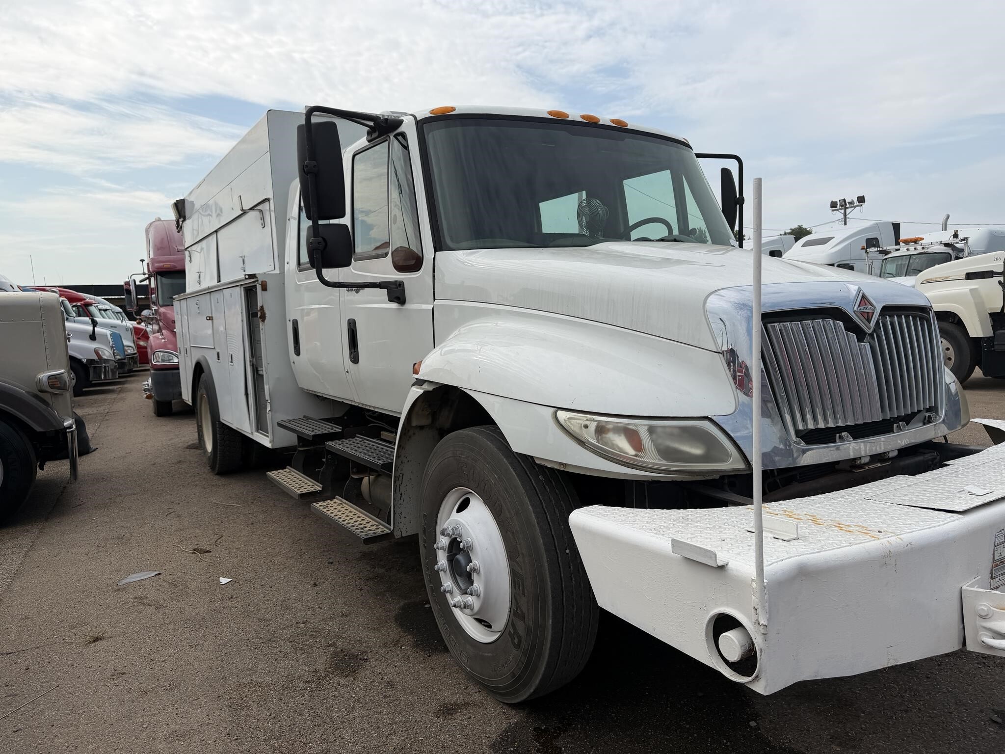 2011 International DURASTAR 4300 Semi Trucks/Trailer
