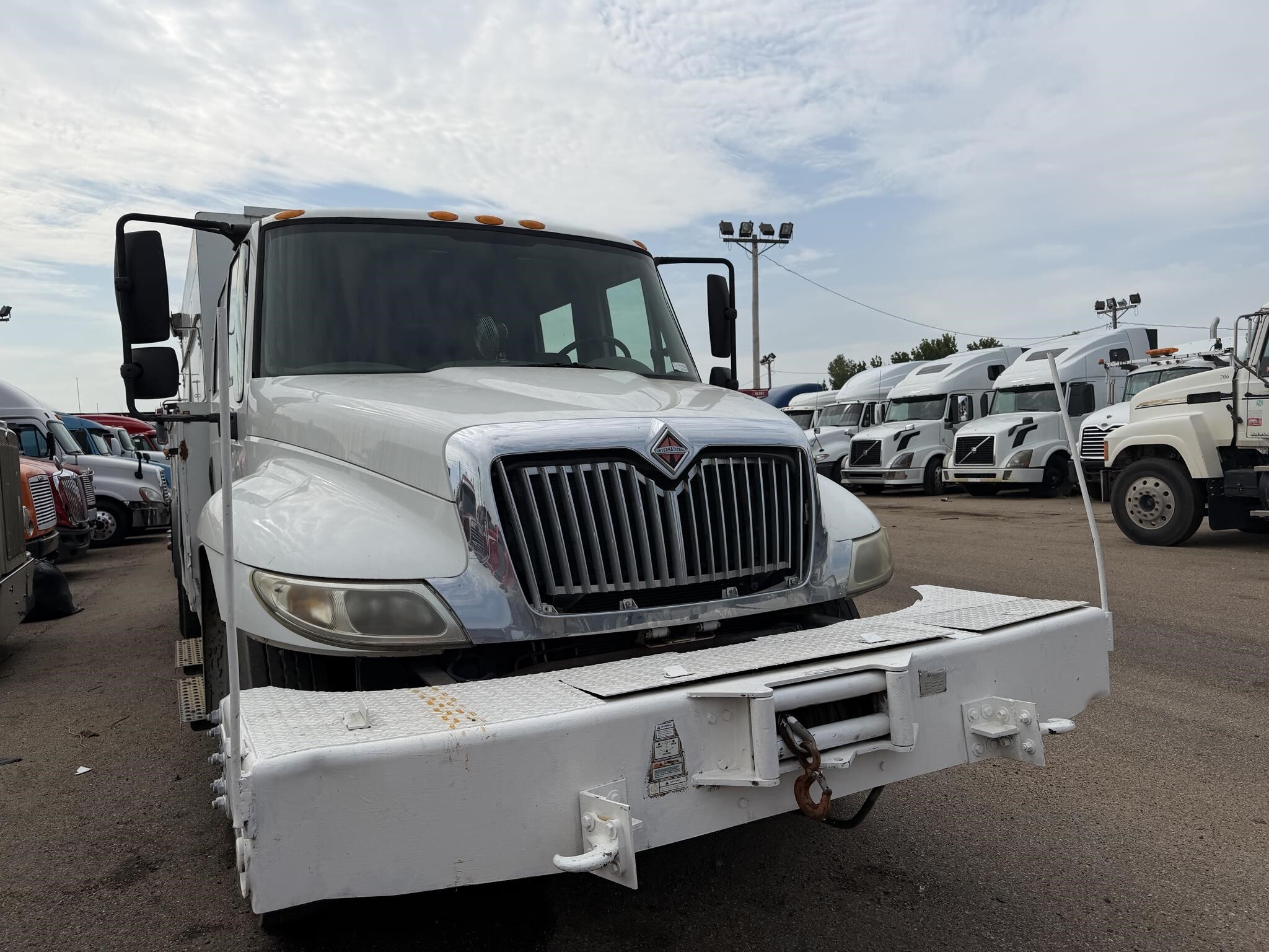 2011 International DURASTAR 4300 Semi Trucks/Trailer