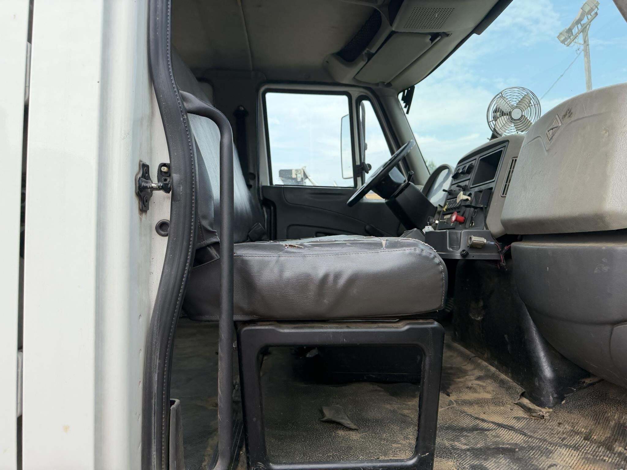2011 International DURASTAR 4300 Semi Trucks/Trailer