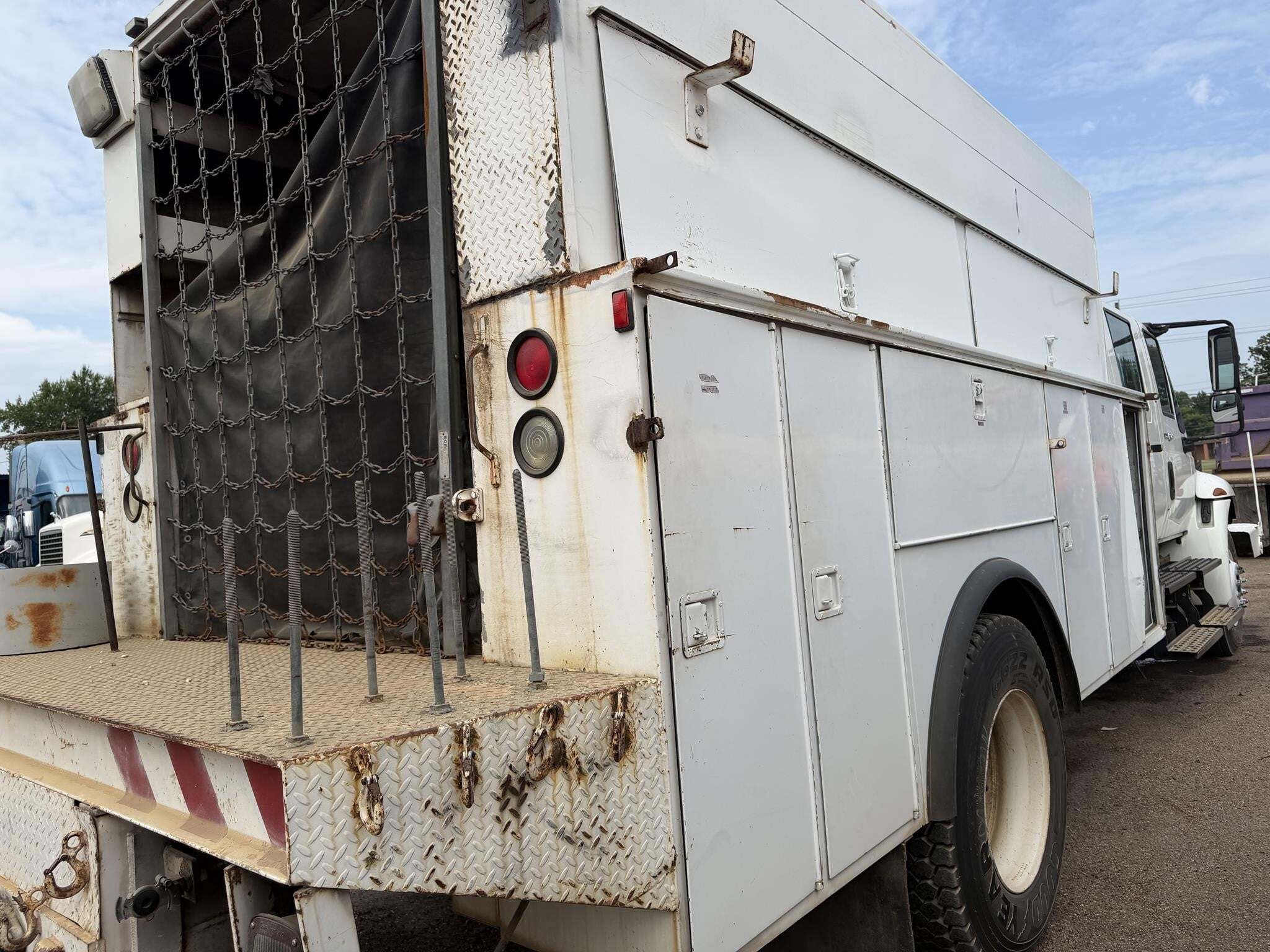2011 International DURASTAR 4300 Semi Trucks/Trailer