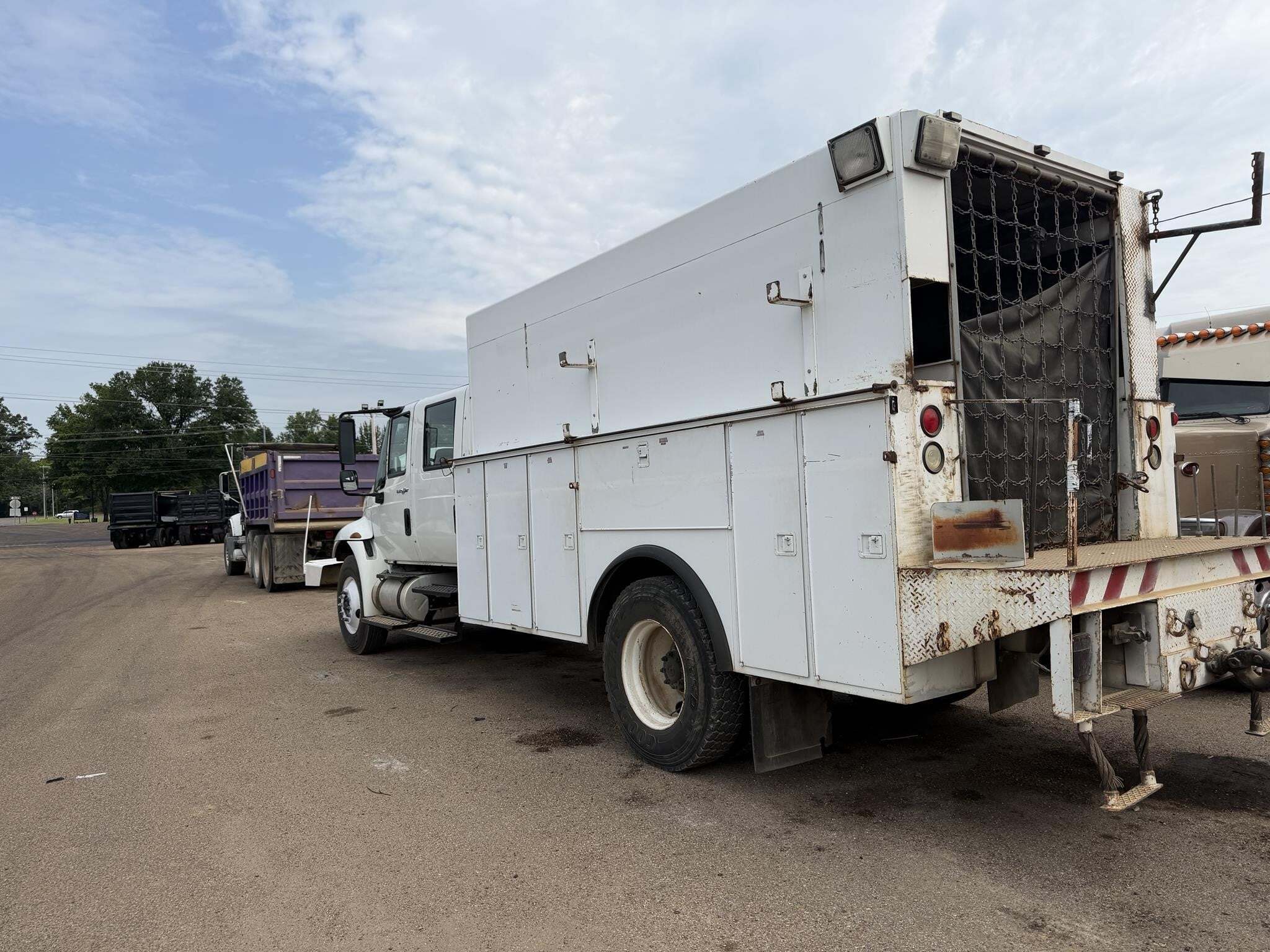 2011 International DURASTAR 4300 Semi Trucks/Trailer