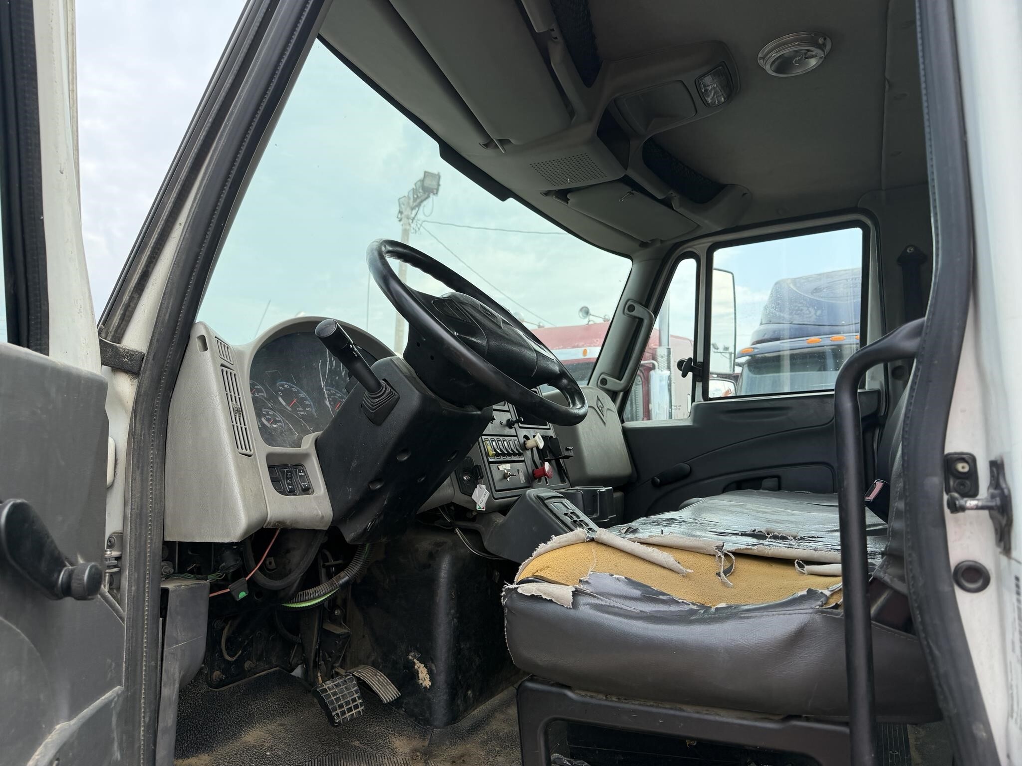 2011 International DURASTAR 4300 Semi Trucks/Trailer