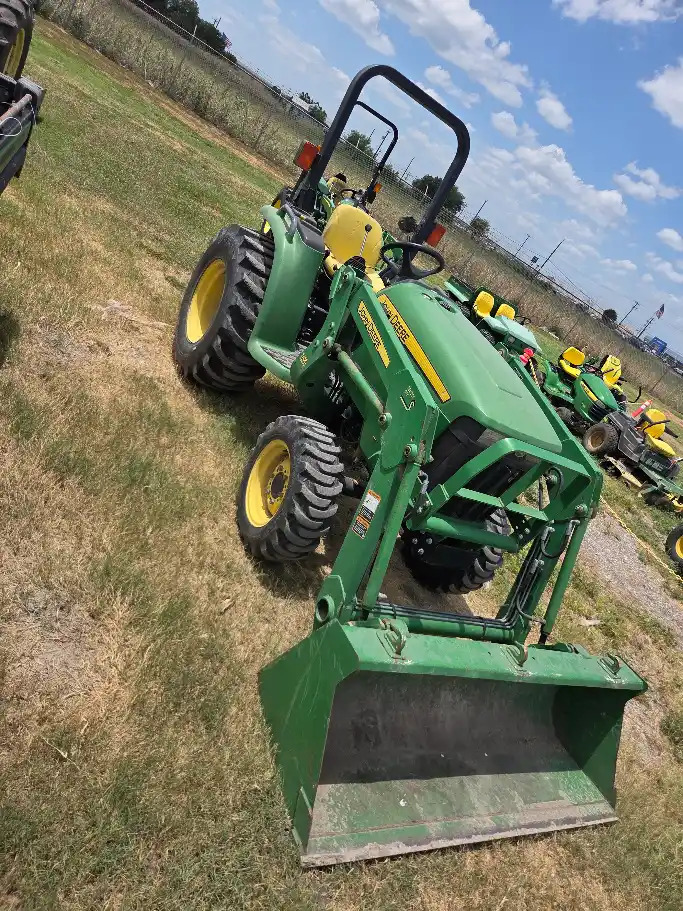 2010 John Deere 3038E Tractor