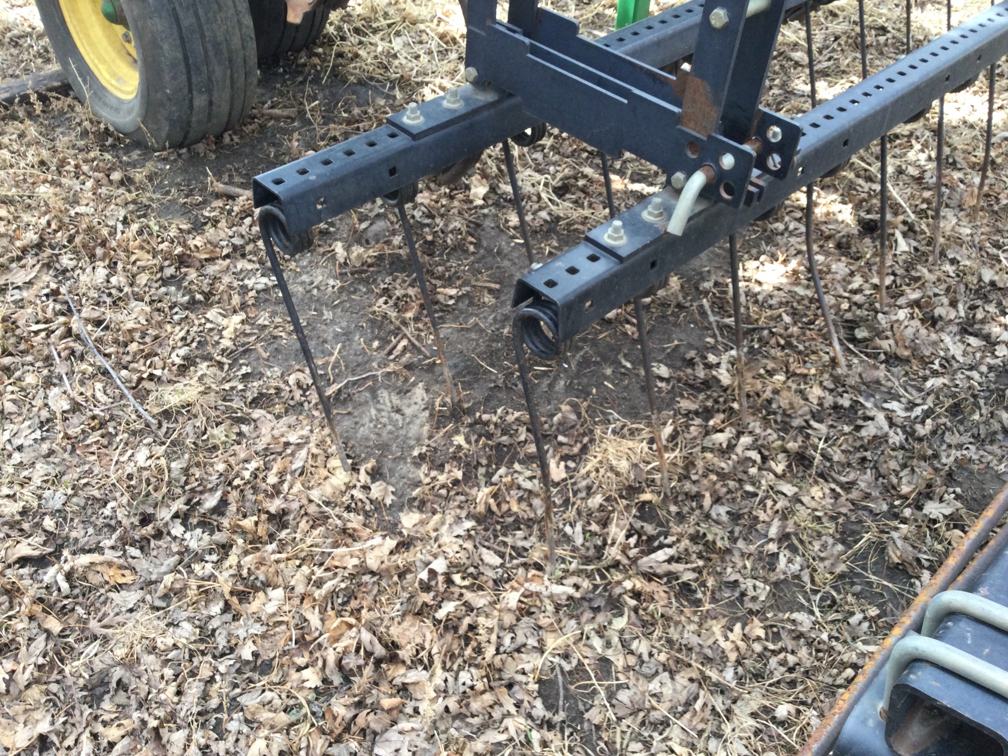 2012 John Deere 2210 Field Cultivator