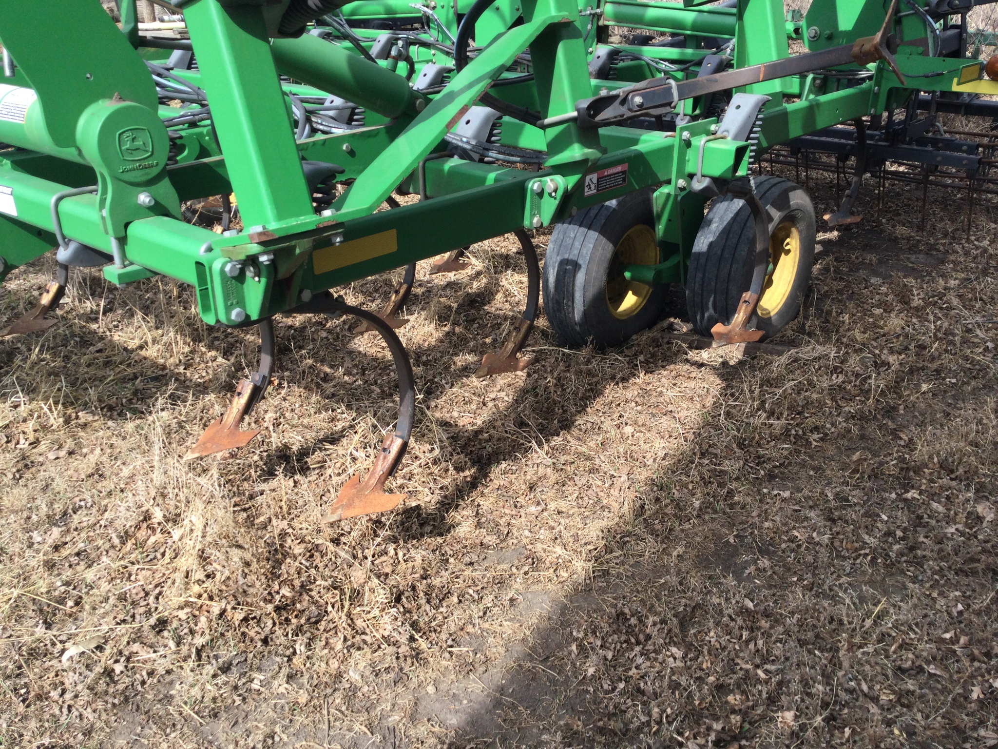2012 John Deere 2210 Field Cultivator