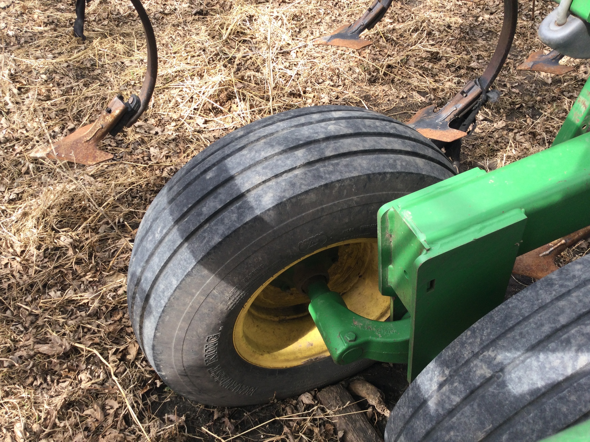 2012 John Deere 2210 Field Cultivator