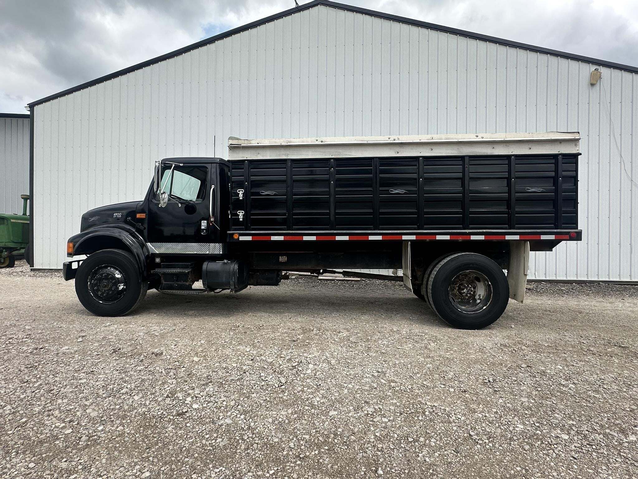 1990 International 4900 Semi Trucks/Trailer
