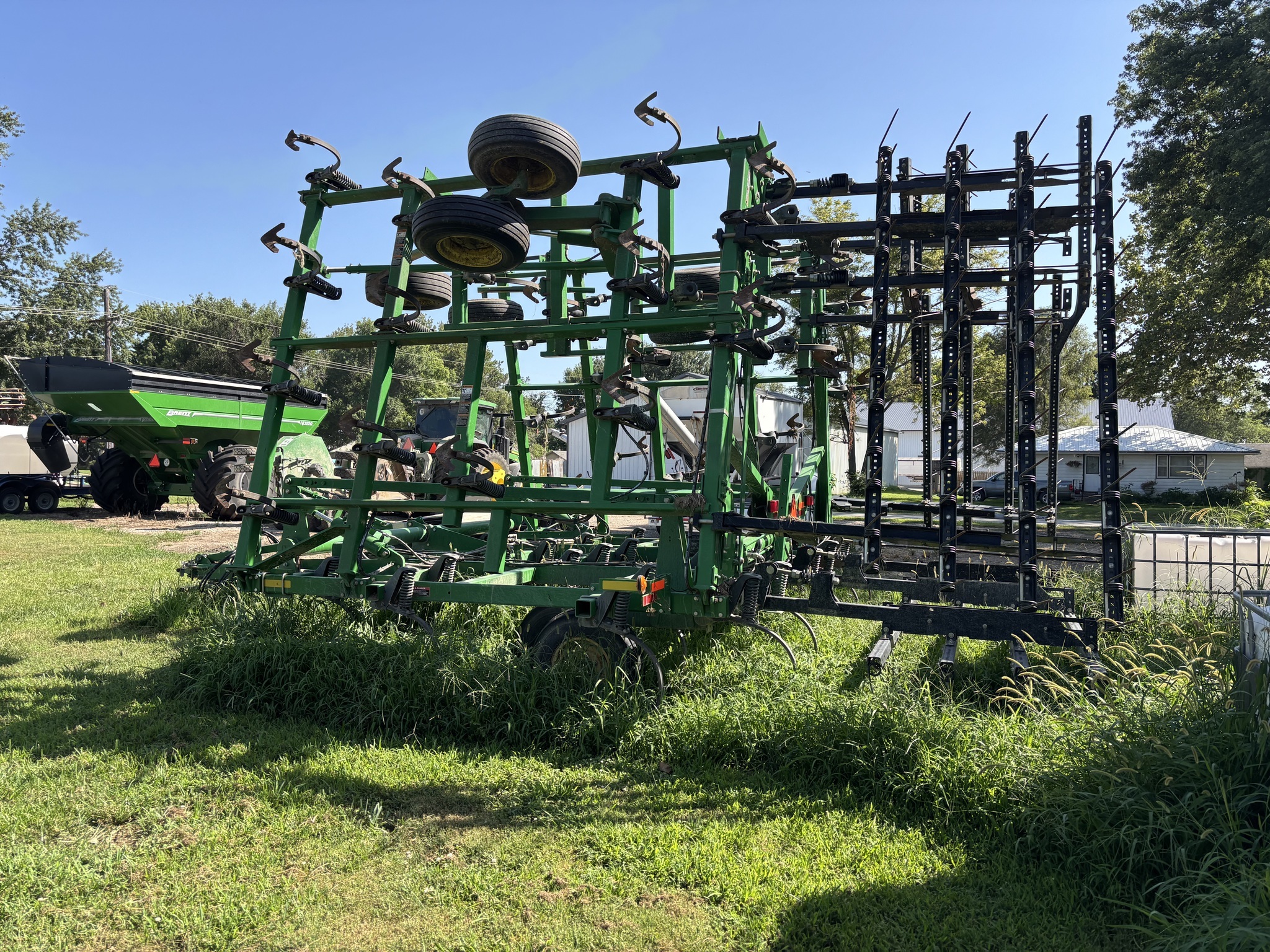 2012 John Deere 2210 Field Cultivator