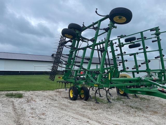 2014 John Deere 2210 Field Cultivator